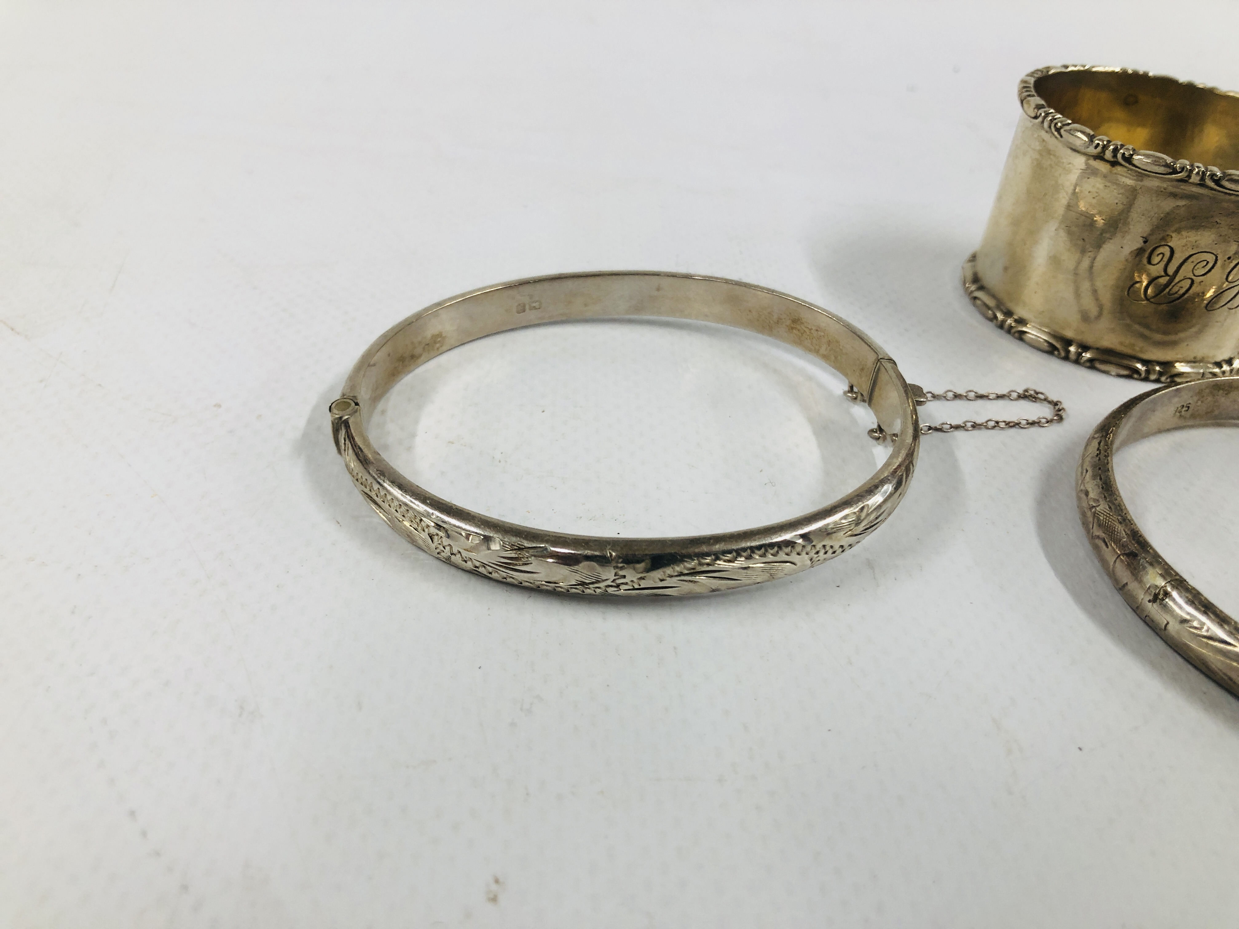 MIXED SILVER ITEMS TO INCLUDE CHARLES HORNER, BRACELET, THIMBLES, ETC. - Image 11 of 16