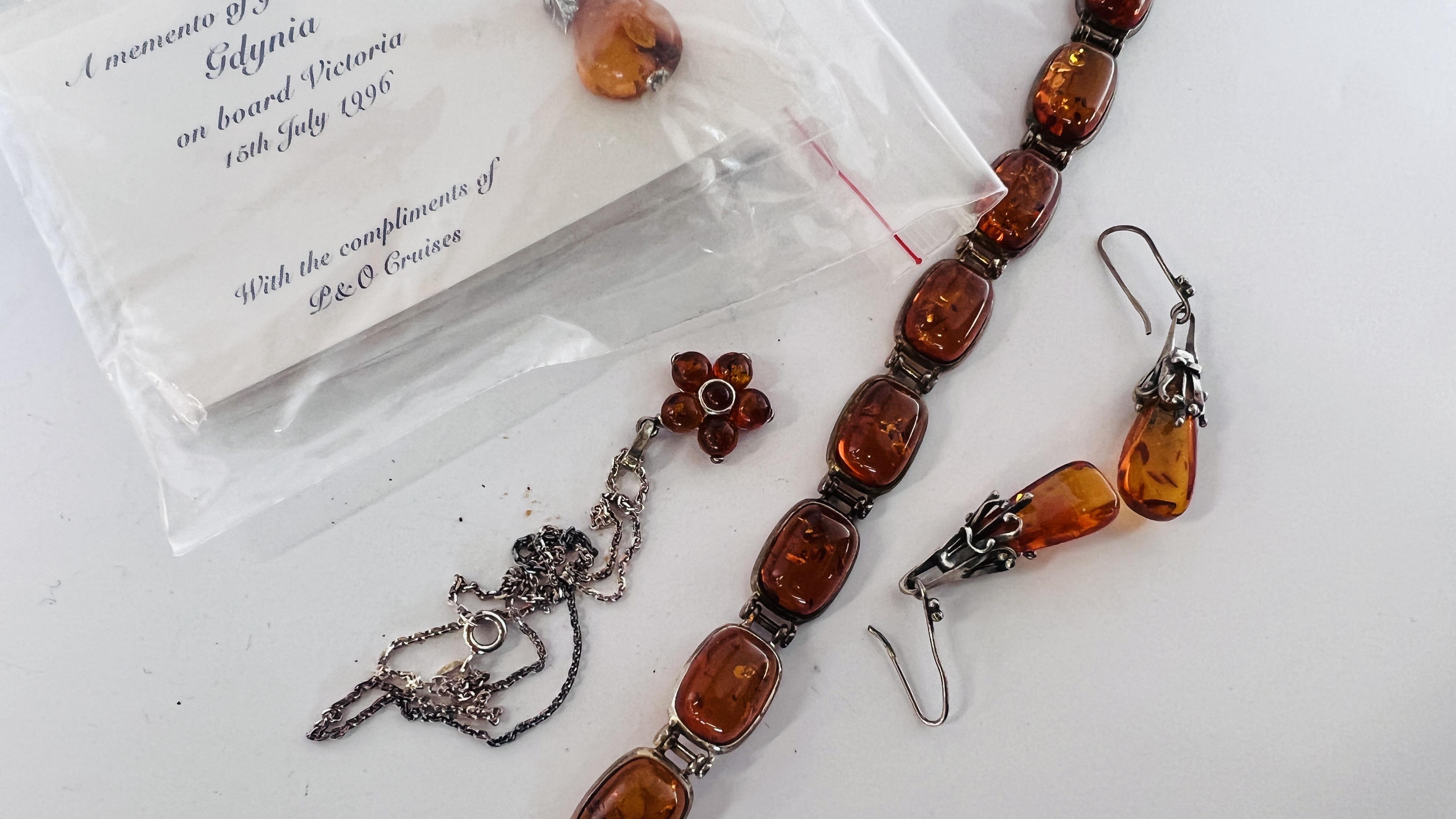 A GROUP OF AMBER TYPE SILVER JEWELLERY TO INCLUDE BRACELET, DROP EARRINGS & A PENDANT NECKLACE. - Image 7 of 7