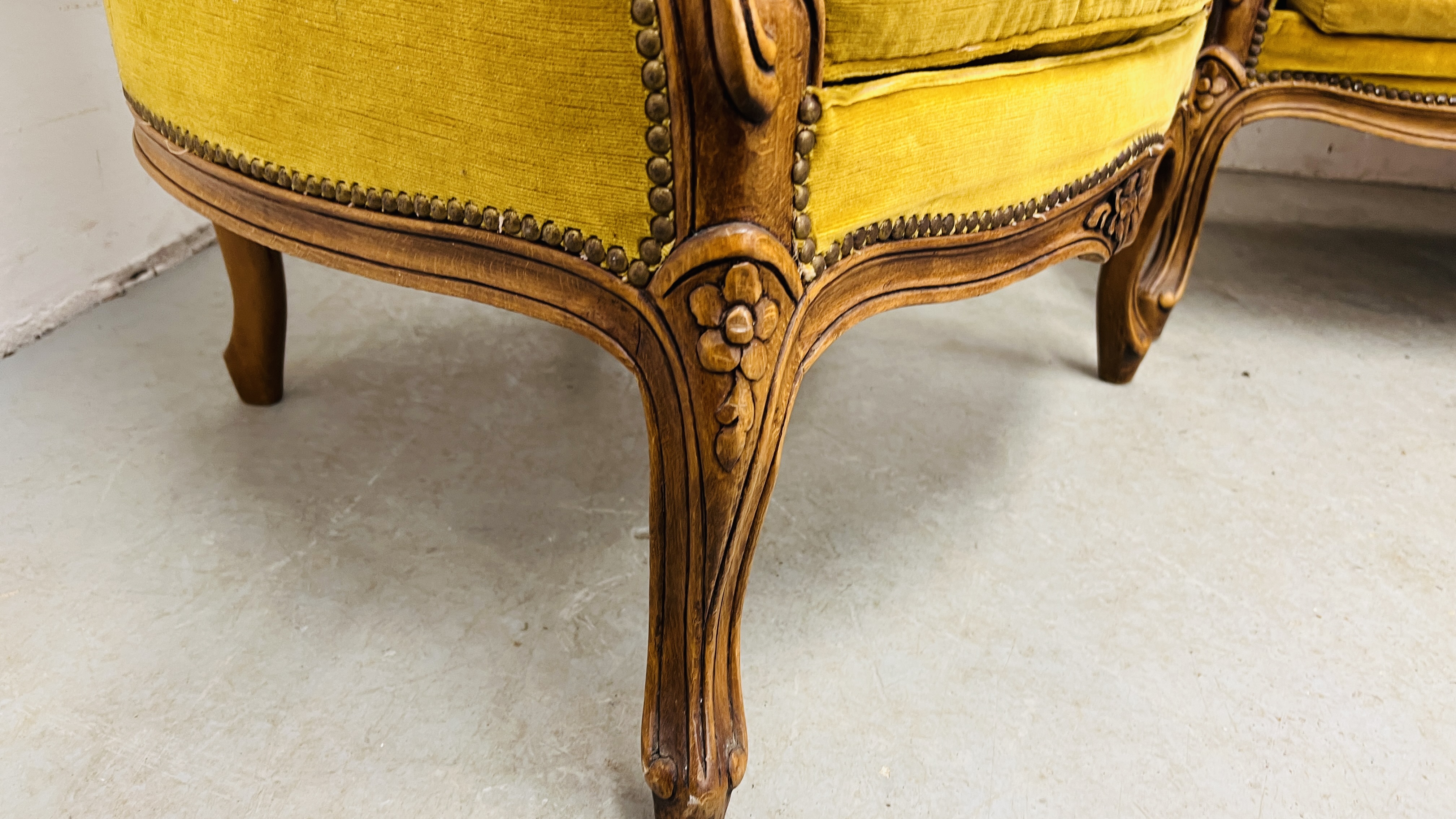 A CONTINENTAL STYLE THREE PIECE LOUNGE SUITE WITH GOLD VELOUR BUTTON BACK UPHOLSTERY (TRADE SALE - Image 12 of 14