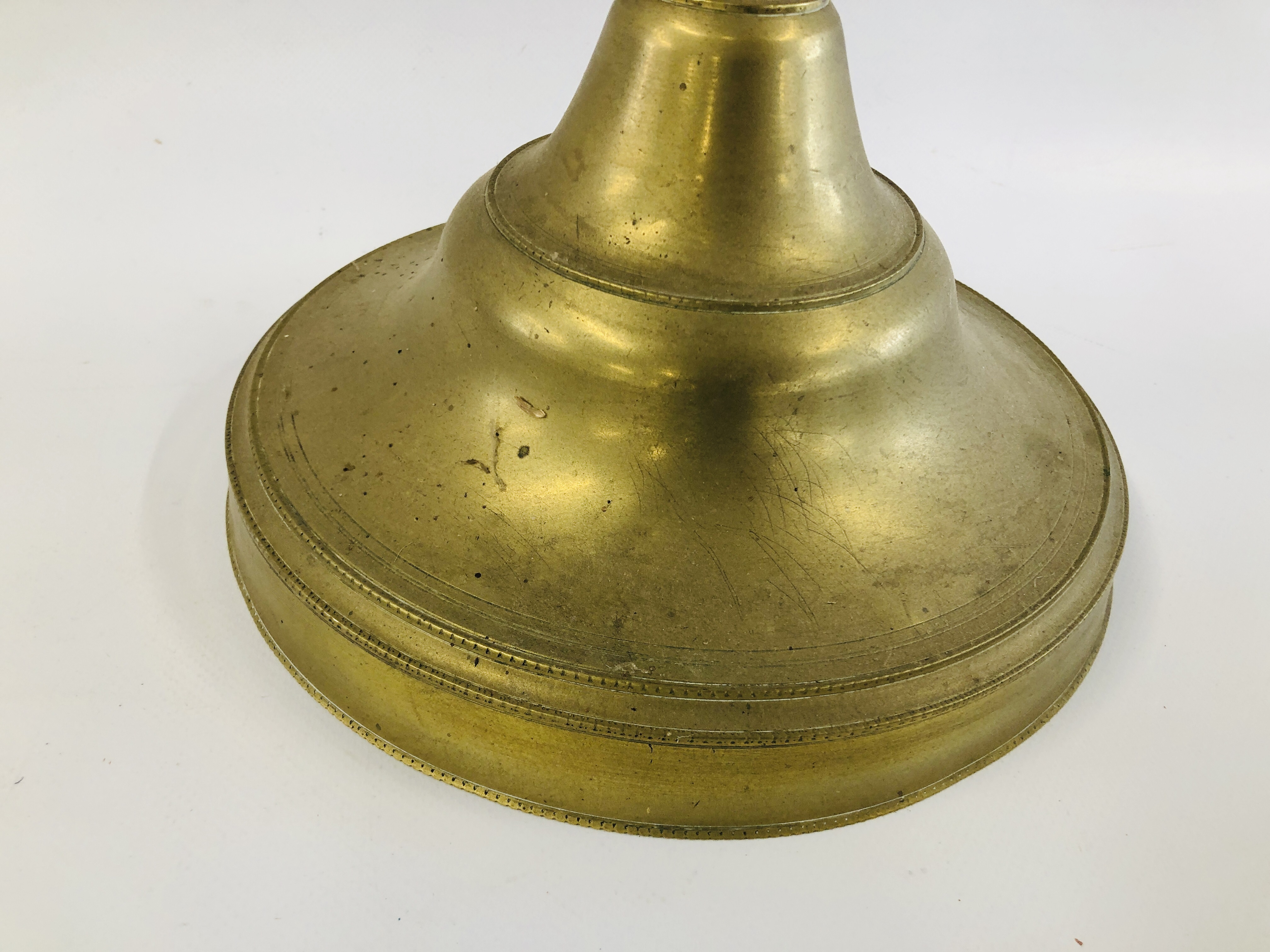 A LARGE MIDDLE EASTERN BRASS CANDLESTICK ON A CIRCULAR BASE H 39. - Image 7 of 8