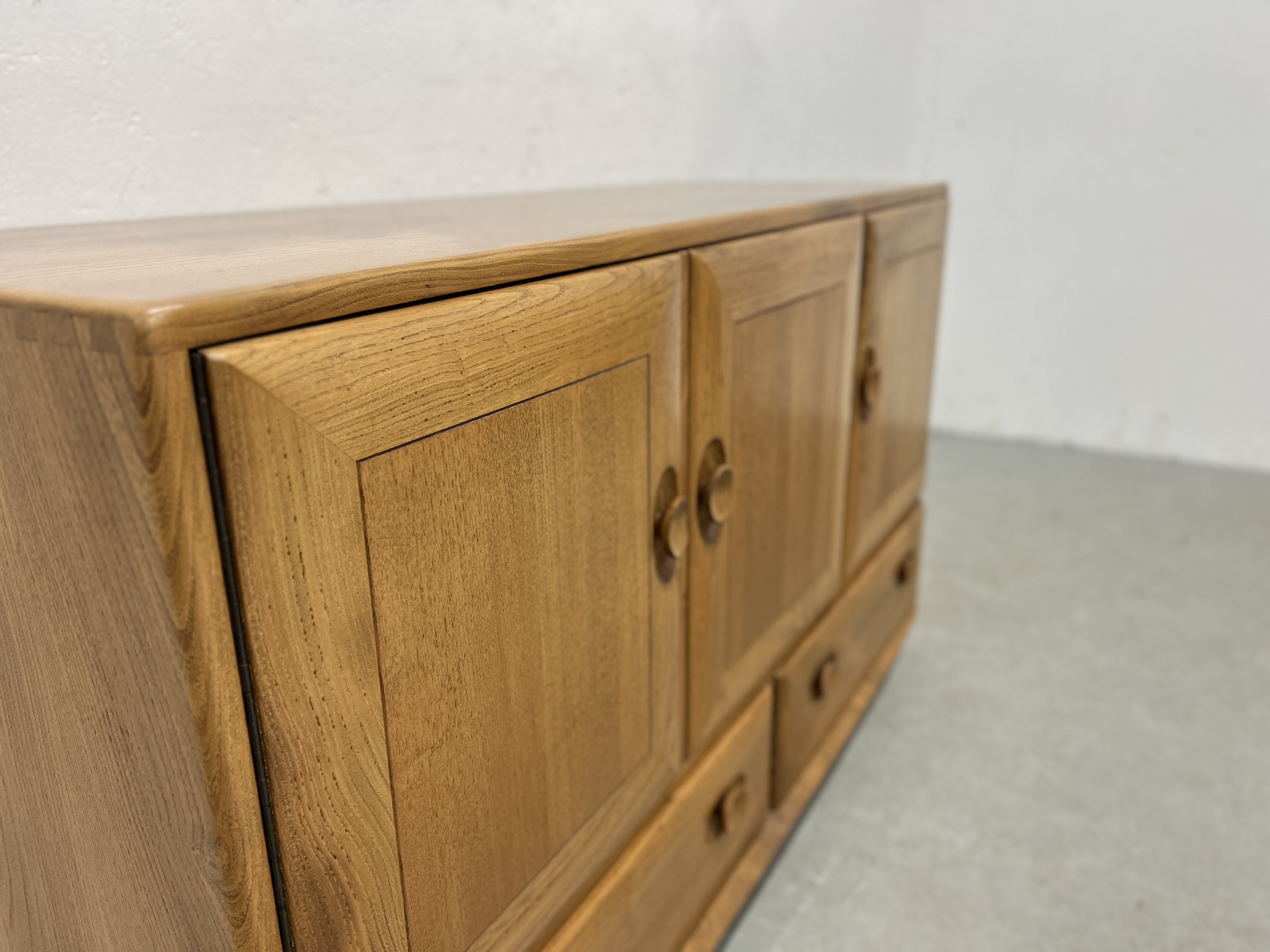 AN ERCOL WINDSOR SIDEBOARD, 3 CUPBOARD DOORS ABOVE 2 DRAWERS W 130CM X D 44CM X H 76CM. - Image 6 of 18