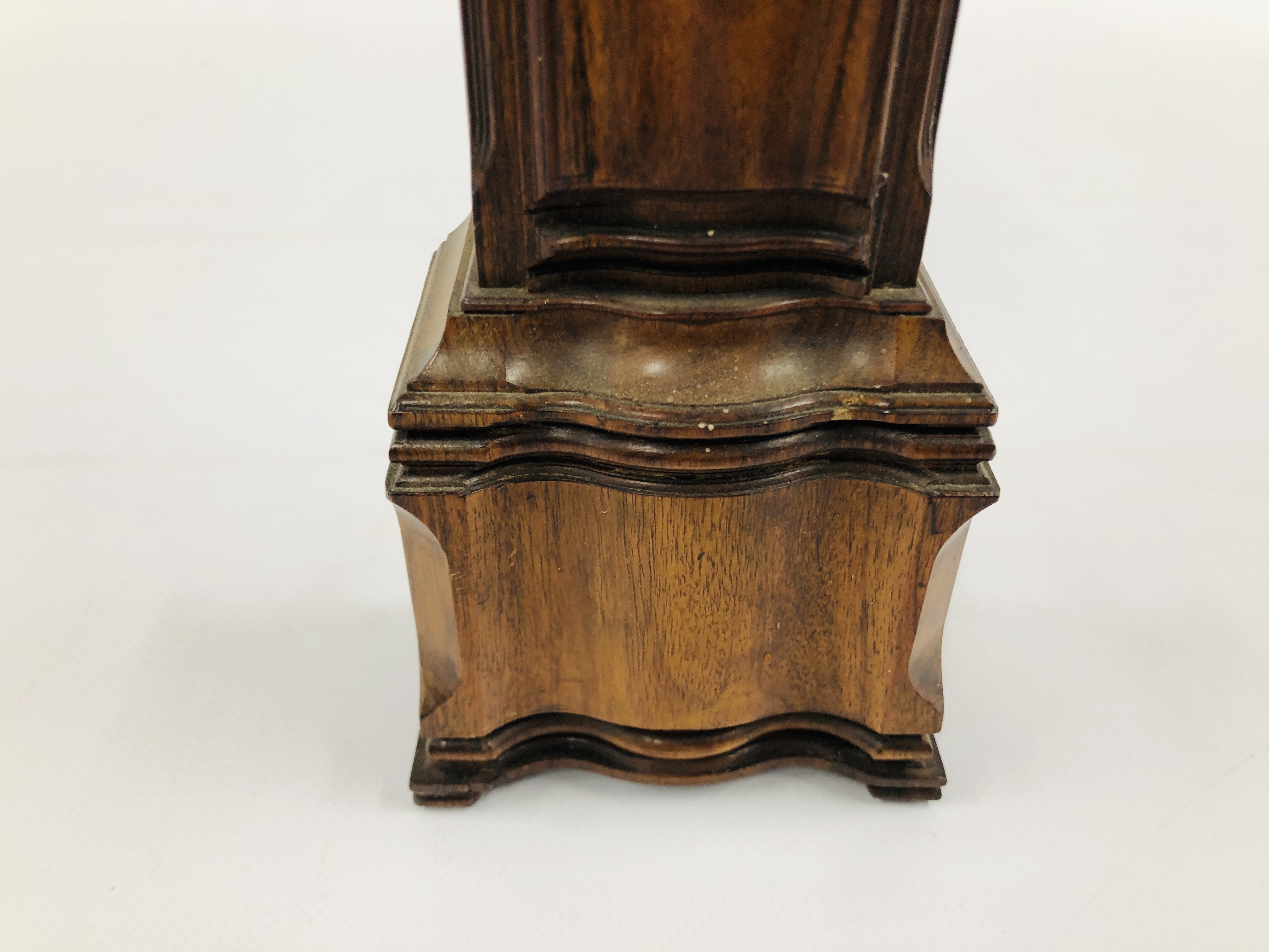 A MINIATURE HARDWOOD REPLICA GRANDFATHER CLOCK, H 34CM. - Image 5 of 7