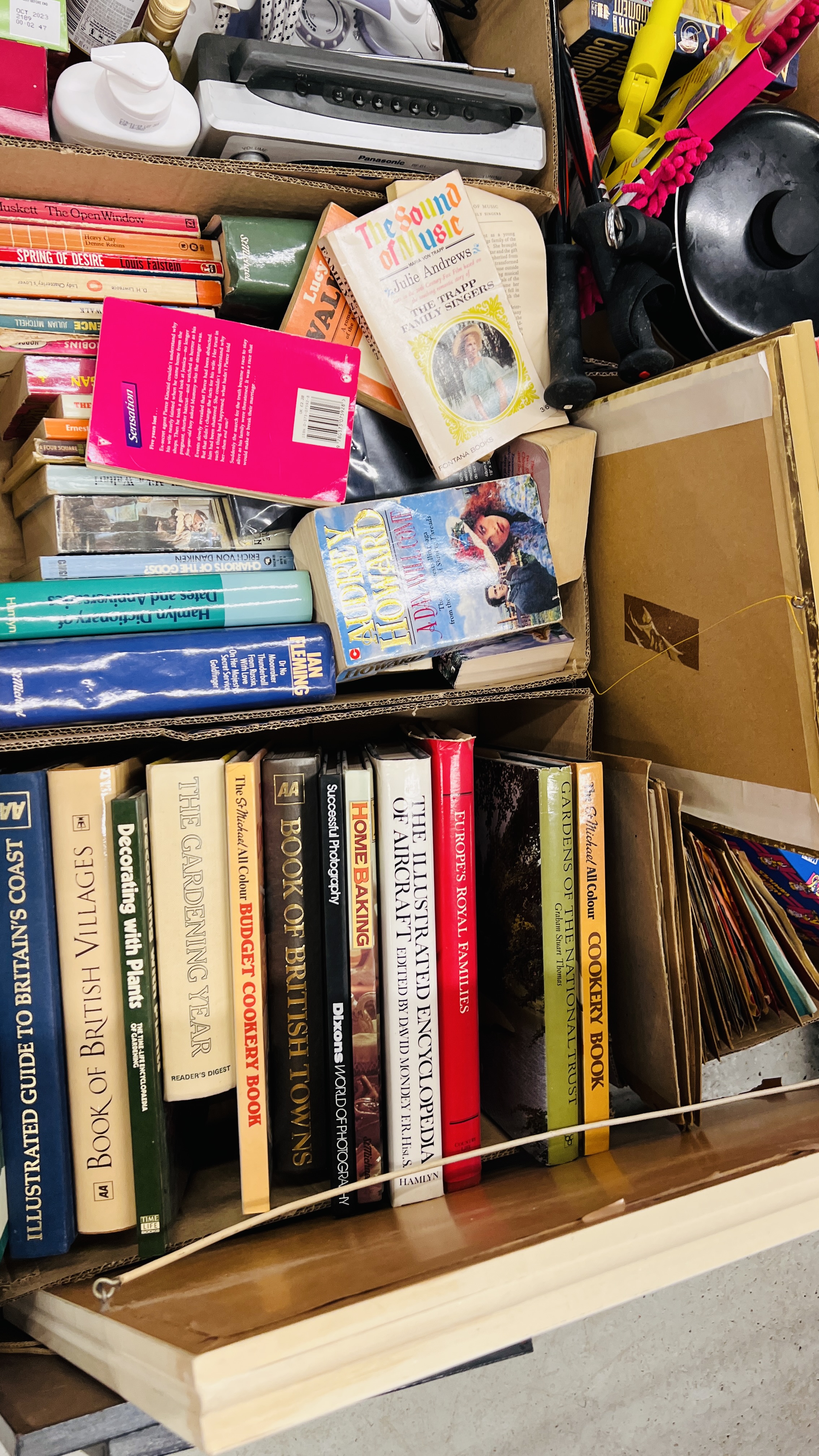 24 BOXES CONTAINING AN ASSORTMENT OF MIXED HOUSEHOLD SUNDRIES AND EFFECTS TO INCLUDE GLASS WARE, - Image 6 of 14