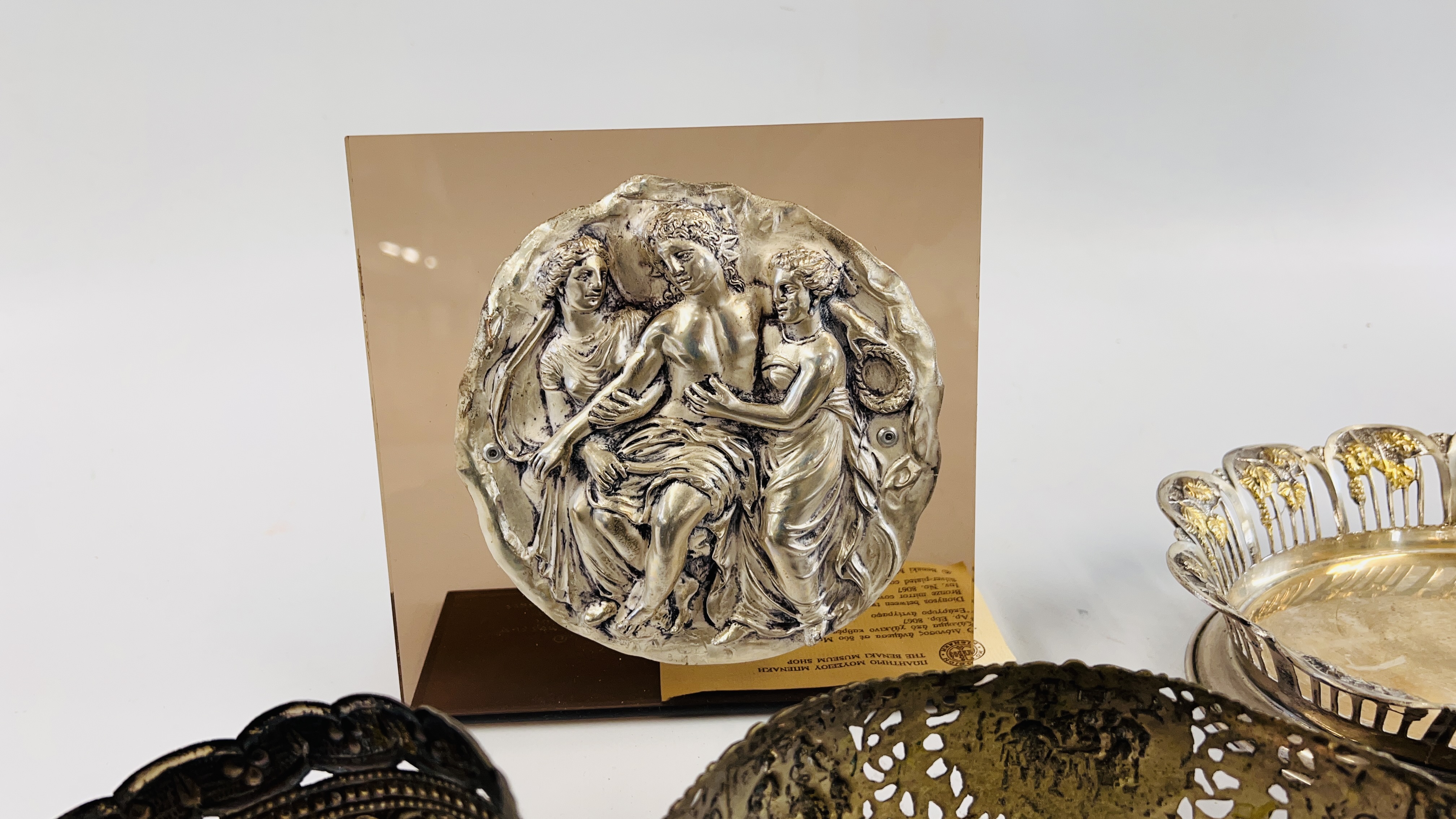 A GROUP OF DECORATIVE WHITE METAL AND PLATED WARES TO INCLUDE A BASKET DECORATED WITH FRUITING - Image 5 of 11