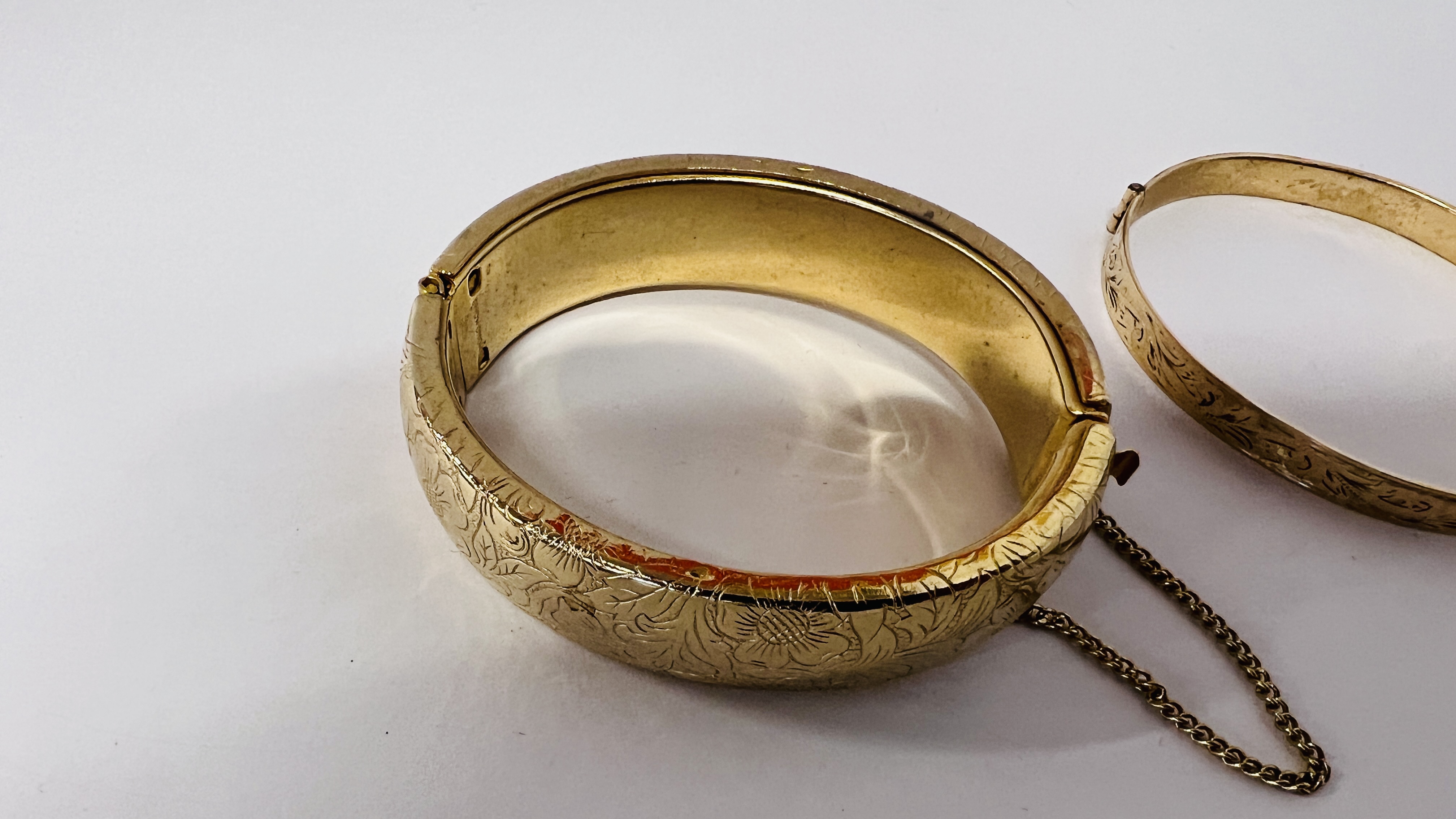 TWO GOLD TONE HINGED BANGLES. - Image 3 of 9