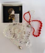 4 X VINTAGE GLASS BEADED NECKLACES AND A BRACELET ALONG WITH A DESIGNER HANDCRAFTED BROOCH BY