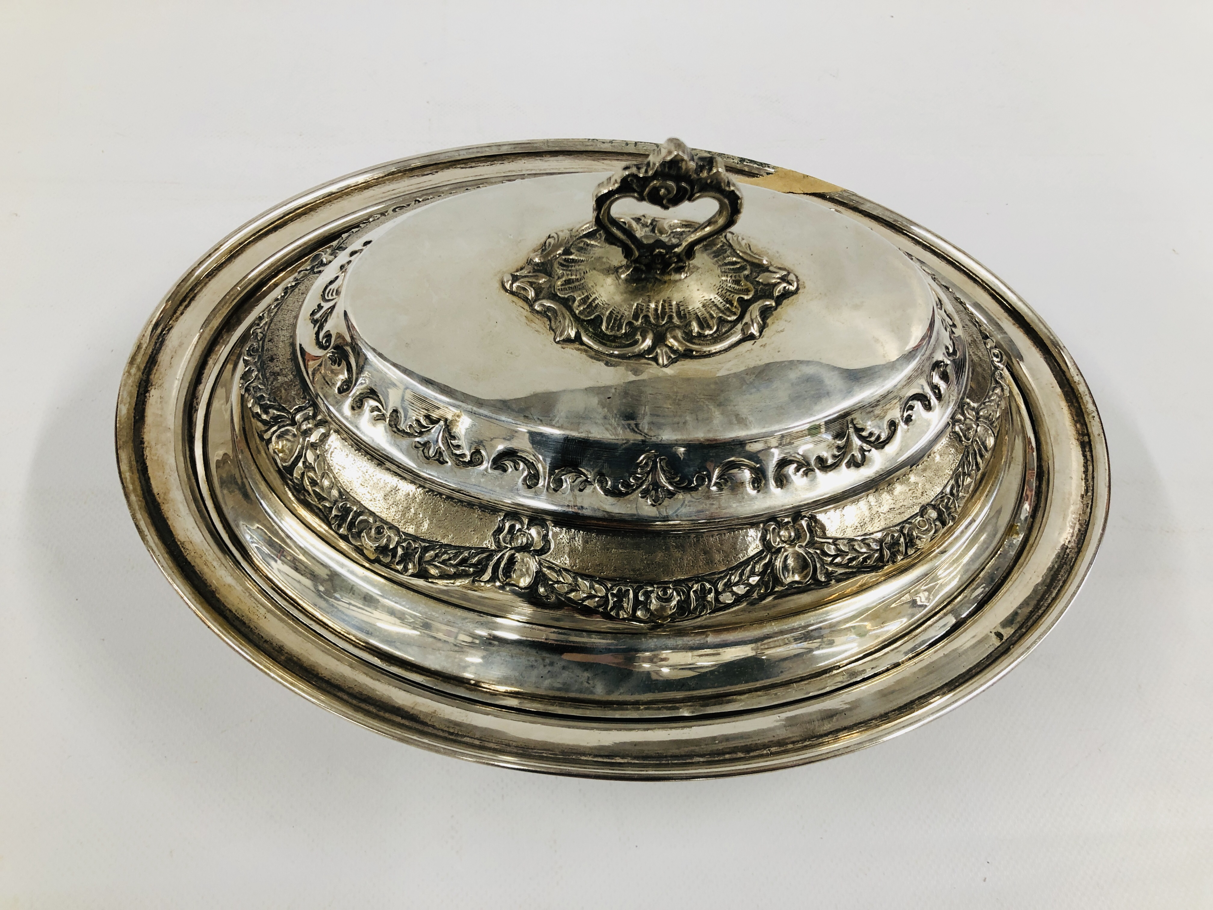 A CONTINENTAL SILVER OVAL TUREEN AND COVER, DECORATED WITH GARLANDS, BASE STAMPED 900, L 30. - Image 2 of 13