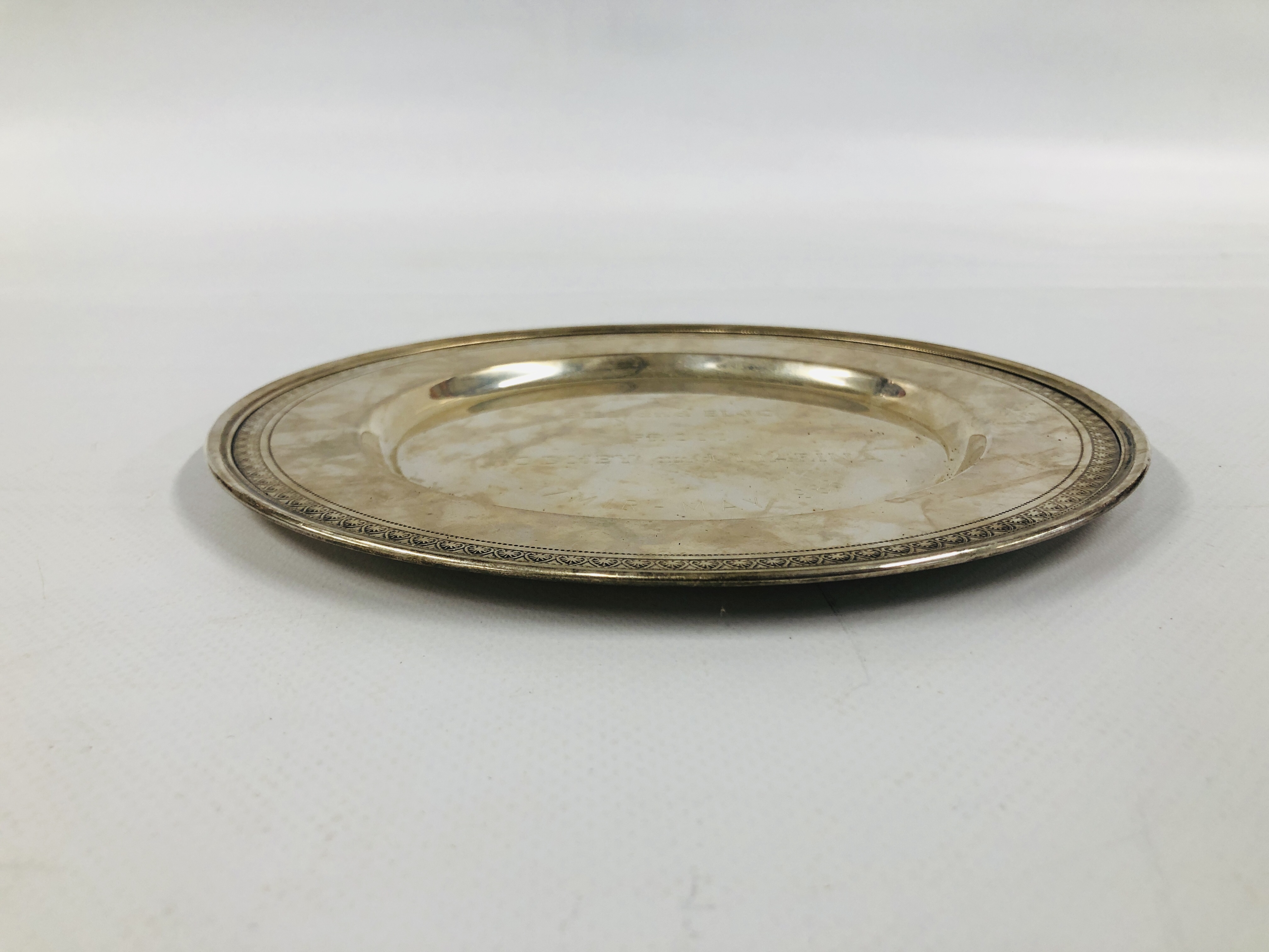 A CONTINENTAL SILVER CIRCULAR PRESENTATION PLATE, STAMPED 800, DIA. 19CM. - Image 2 of 9