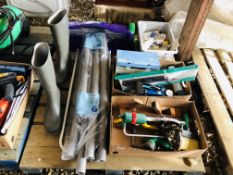 A BOX OF SHED TOOLS TO INCLUDE RECORD NO 3 CARPENTRY PLANE, FILES, BRACE, SPRINKLER,