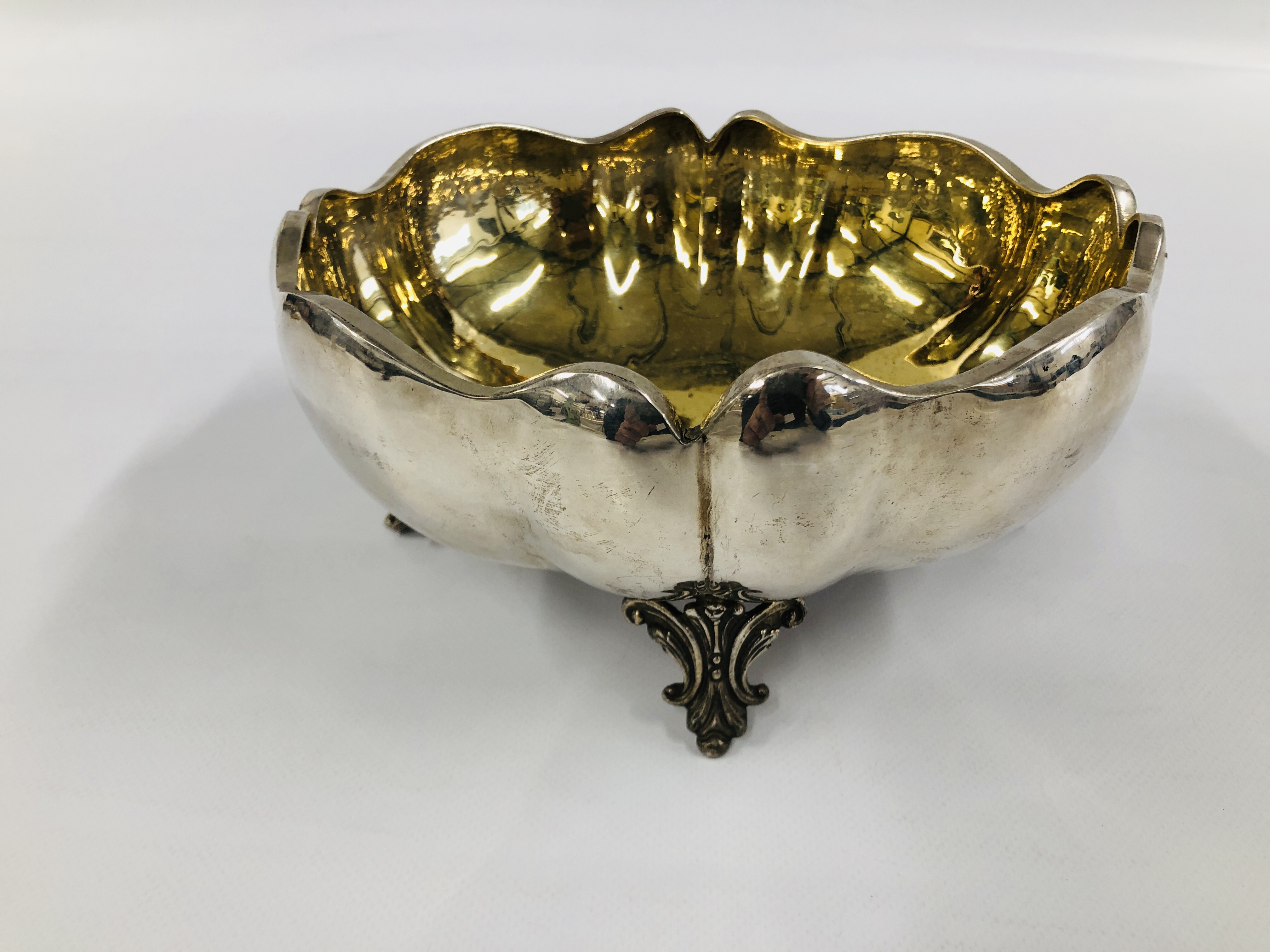 A SILVER AND GILT FRUIT BOWL, CIRCULAR LOBED MOLDED BORDER ON FOUR OPENWORK SCROLL FEET, DIA. - Image 4 of 10