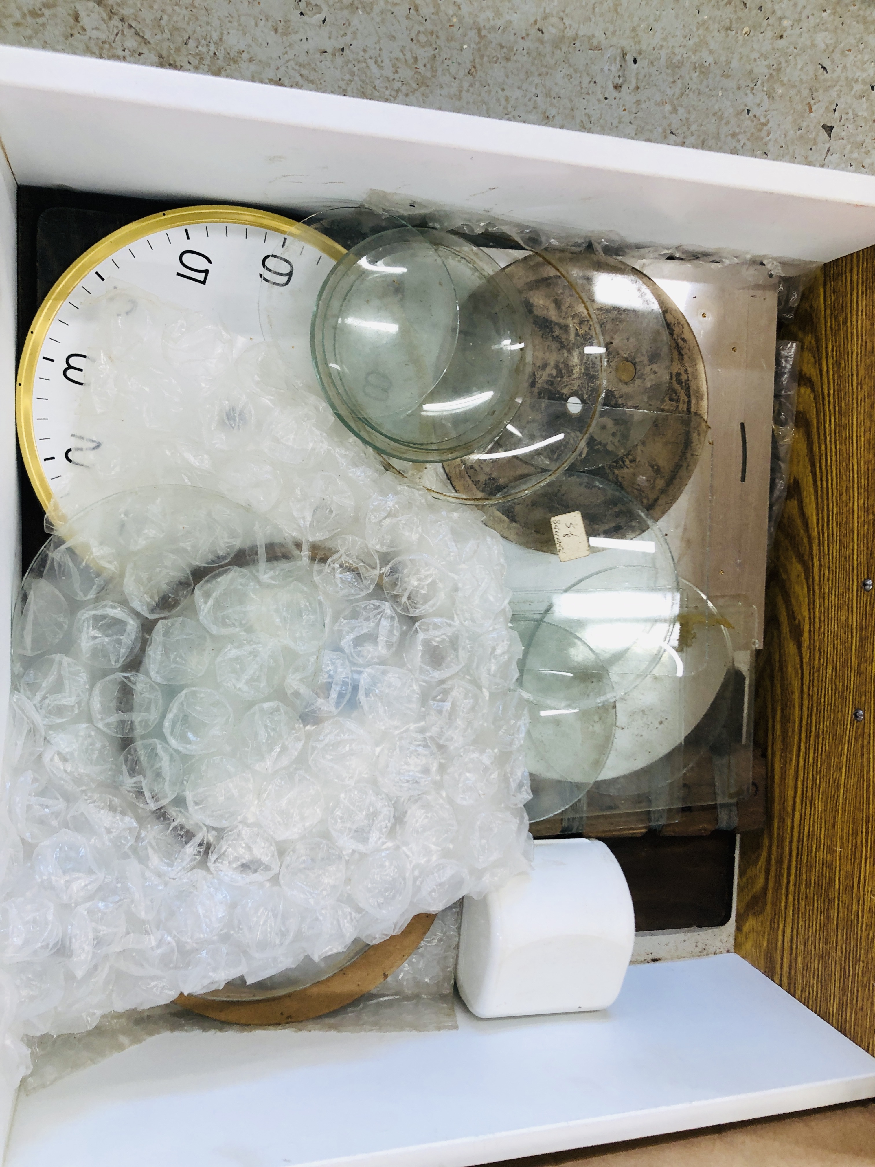 3 X BOXES OF ASSORTED MODERN & VINTAGE CLOCK PARTS & ACCESSORIES TO INCLUDE CLOCK GLASSES, HANDS, - Image 9 of 11