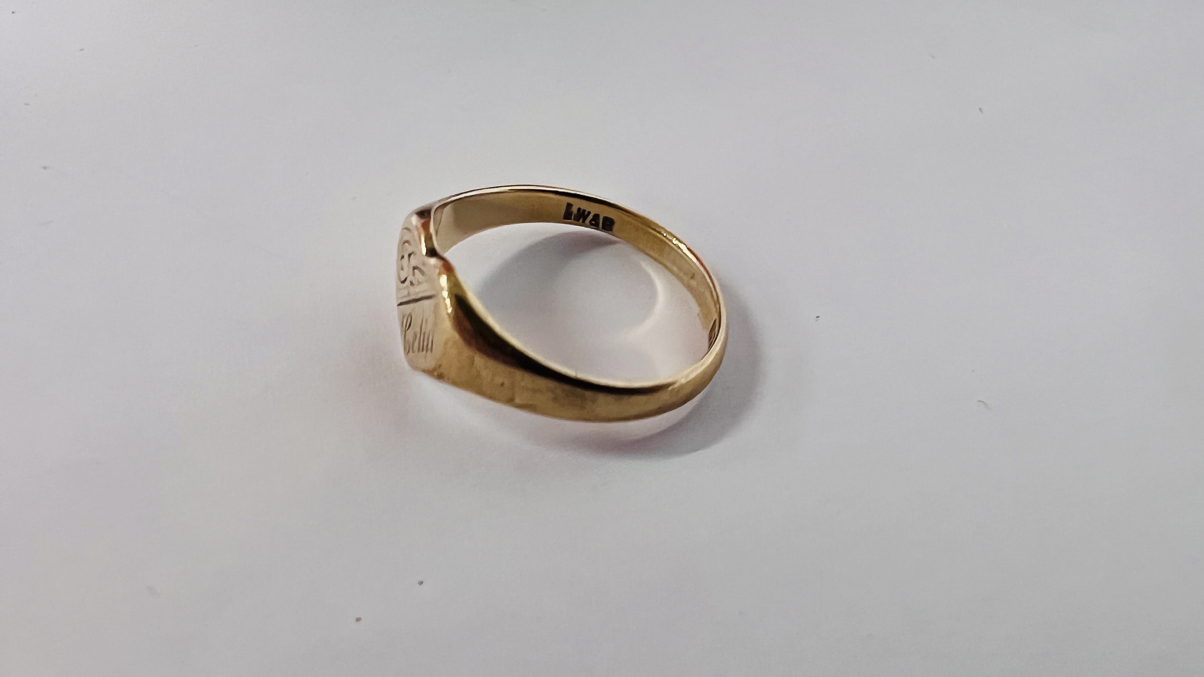 A VINTAGE 9CT GOLD LOVE HEART RING. - Image 3 of 5