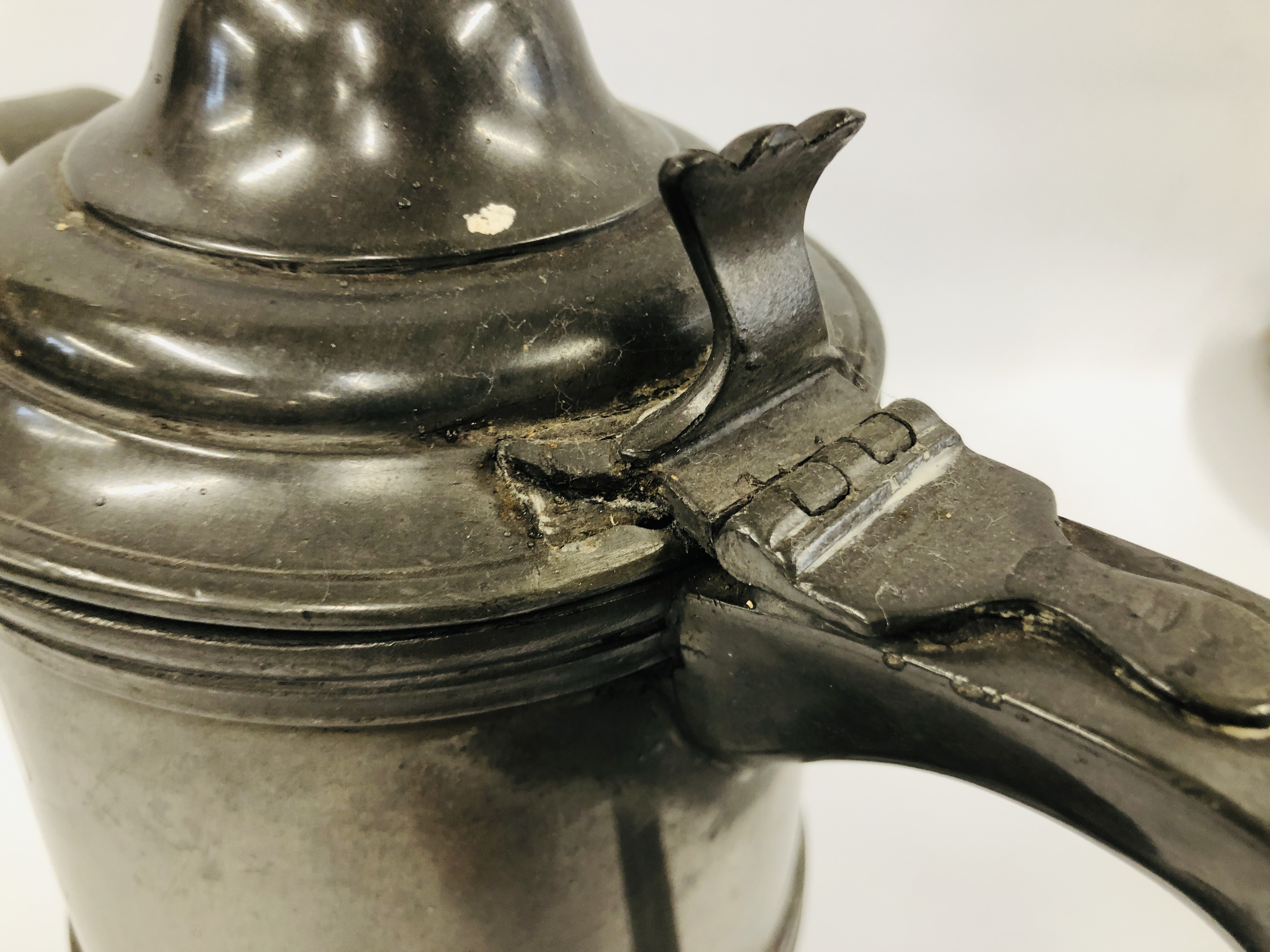 A VICTORIAN PEWTER FLAGON, H 26CM. - Image 3 of 7
