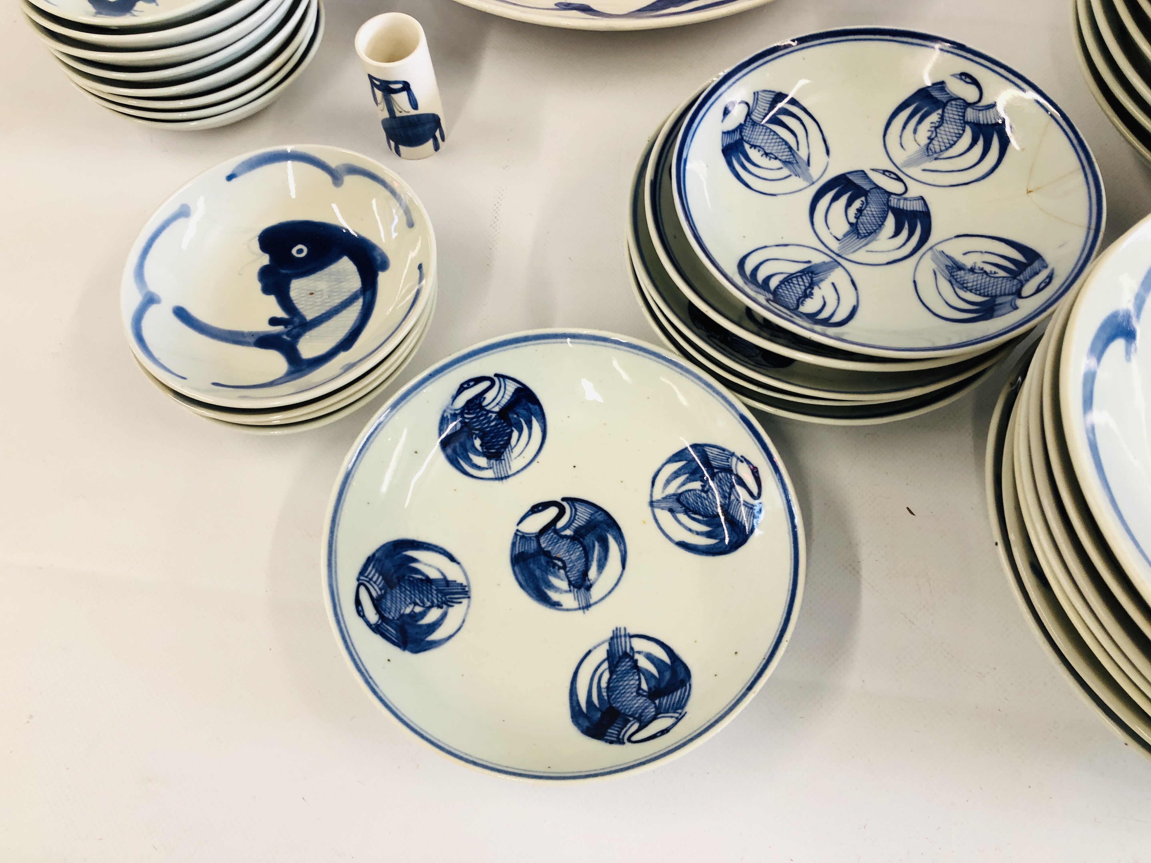 A GROUP OF CHINESE BLUE AND WHITE PLATES AND DISHES DECORATED WITH A FISH SYMBOL ALONG WITH A - Image 5 of 14