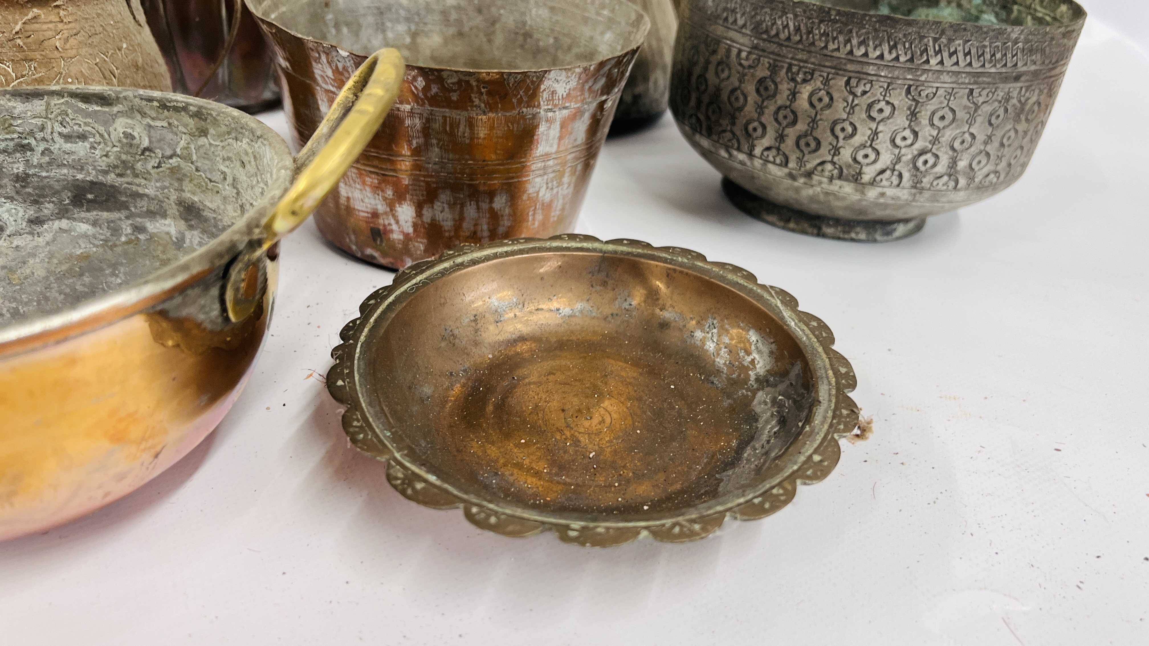 A BOX OF ASSORTED MIDDLE EASTERN AND ASIAN METAL WARE ARTIFACTS COMPRISING PANS, CONTAINERS, - Image 5 of 17