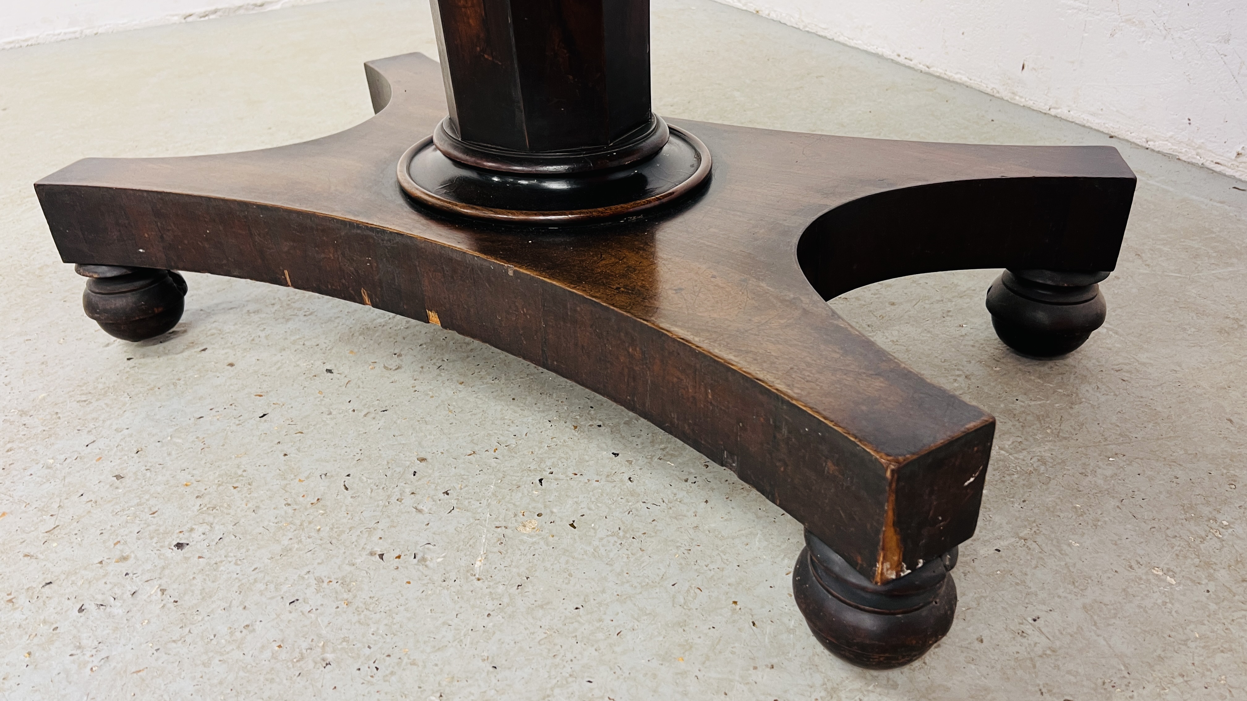 A REGENCY MAHOGANY OCCASIONAL TABLE ON PLATFORM BASE - W 141CM X D 70CM X H 72CM. - Image 5 of 11