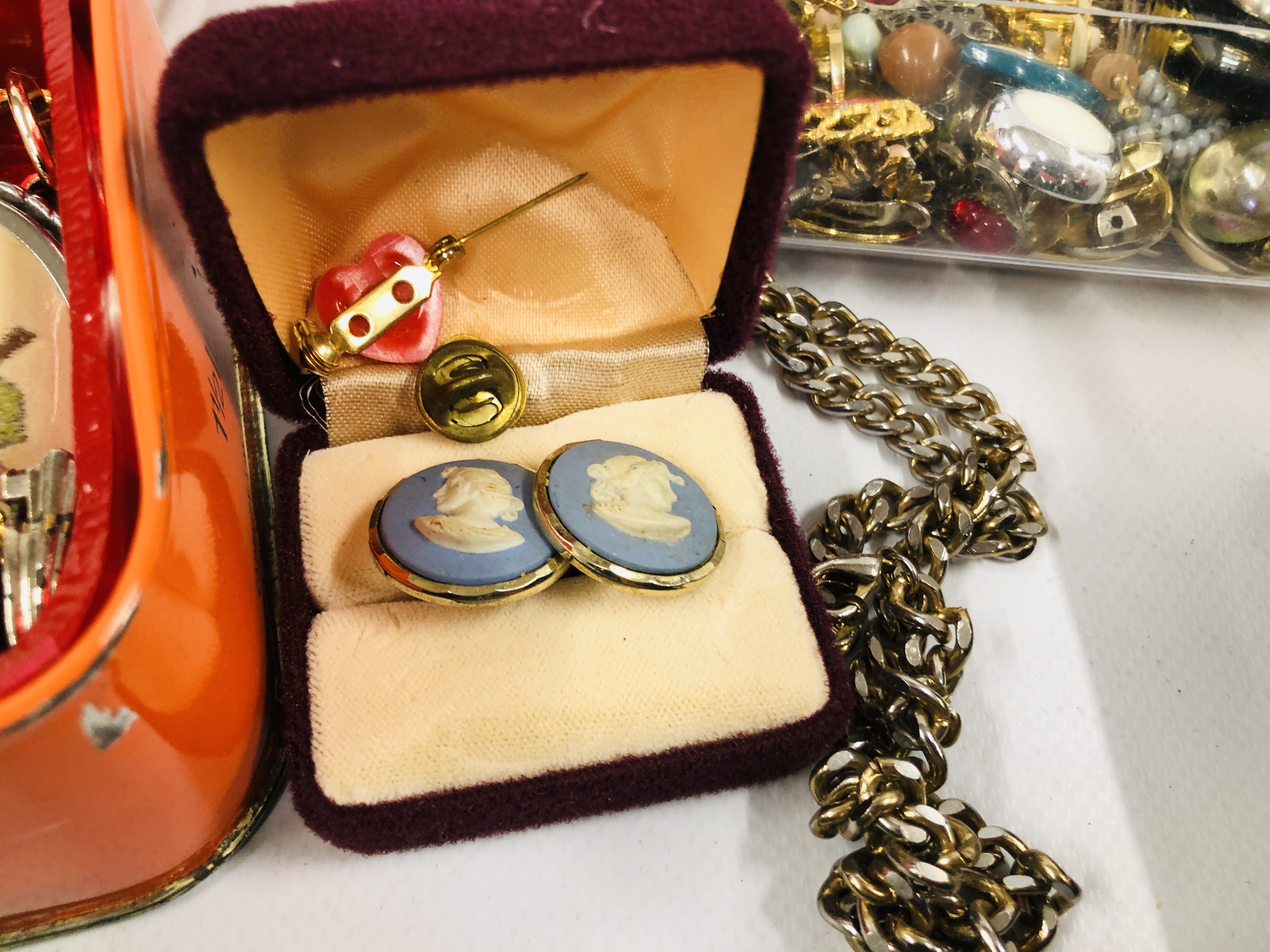 A BOX OF ASSORTED COSTUME JEWELLERY TO INCLUDE VINTAGE BROOCHES, NECKLACES, CLIP ON EARRINGS, - Image 10 of 10