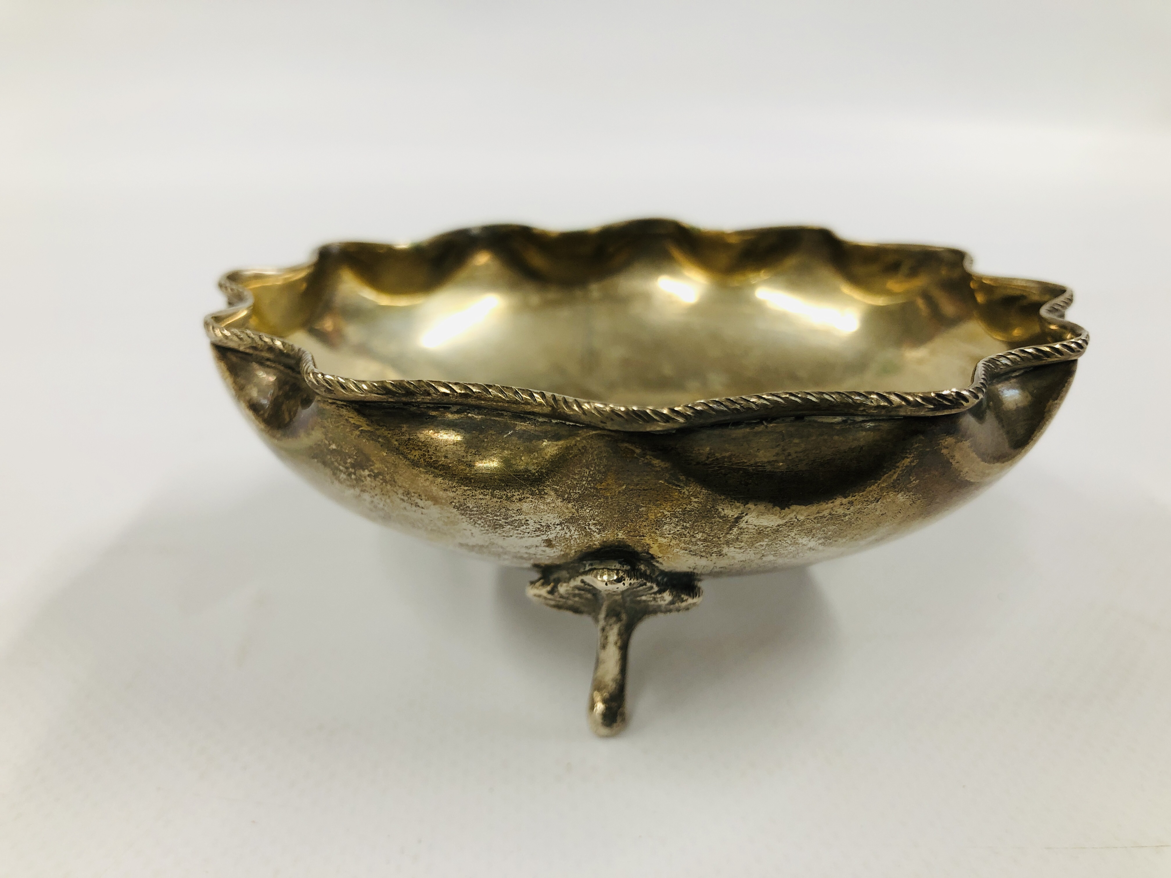 A PAIR OF CONTINENTAL SILVER BOWLS, CIRCULAR WAVY RIM ON TRIPOD FEET, STAMPED 800, DIA. 10.5CM X H. - Image 11 of 14