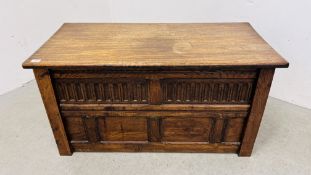 A SOLID OAK BLANKET BOX WITH LINEN FOLD DETAIL TO FRONT, W 112CM, D 54CM, H 58CM.