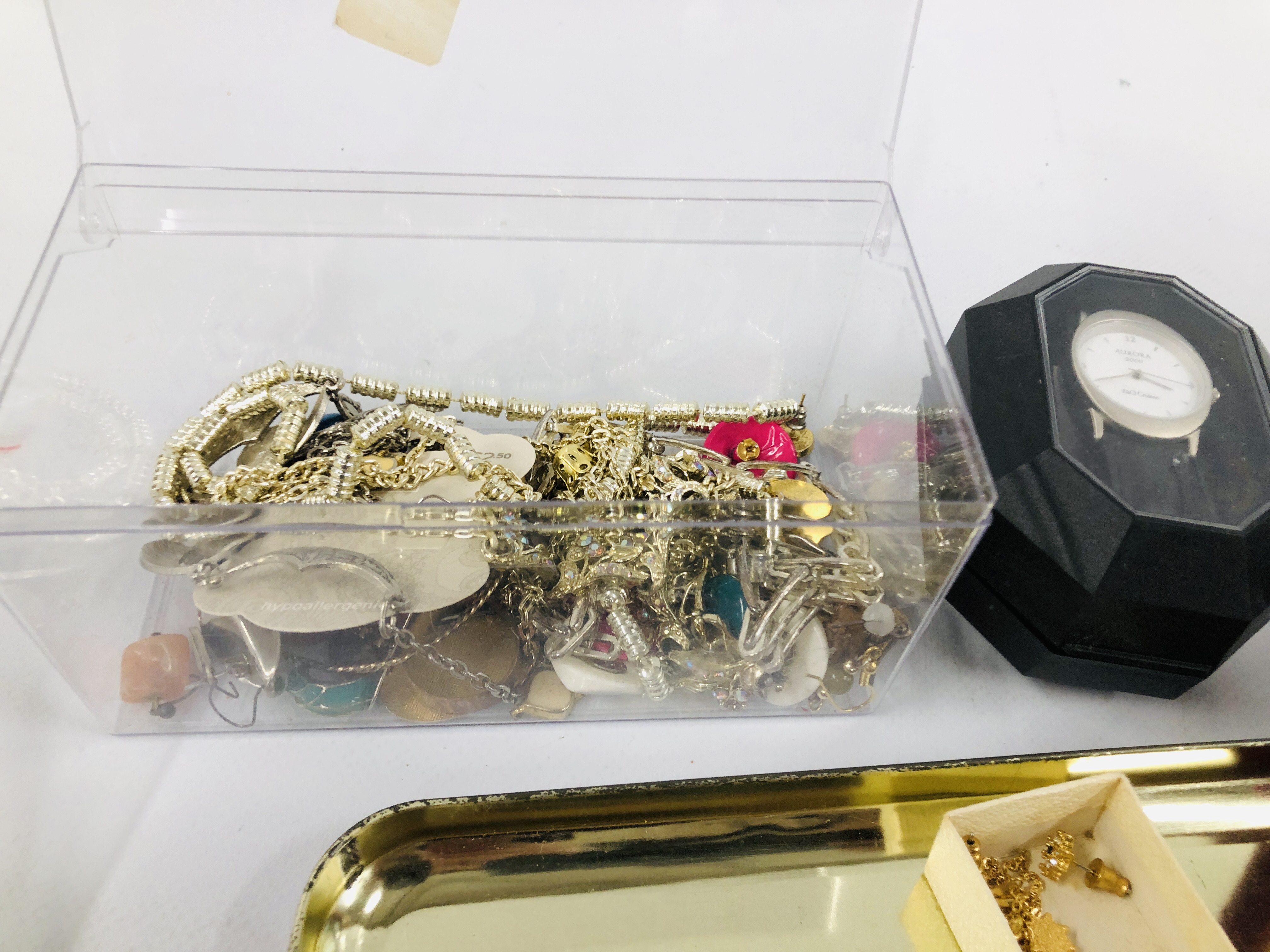 A BOX OF ASSORTED COSTUME JEWELLERY TO INCLUDE VINTAGE BROOCHES, NECKLACES, CLIP ON EARRINGS, - Image 7 of 10