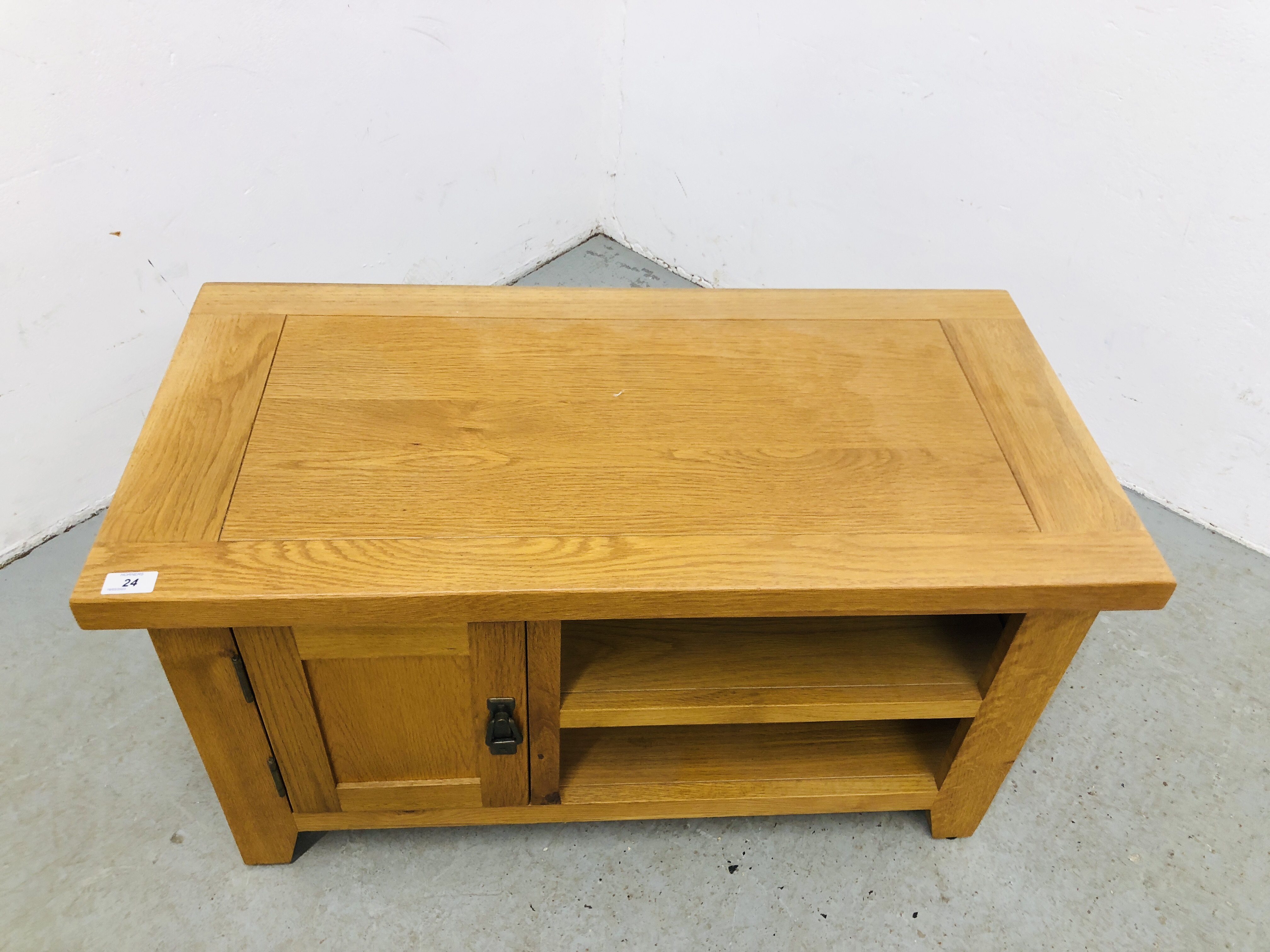 A MODERN SOLID OAK TV STAND WITH SINGLE DOOR W 90CM X D 44CM X H 51CM. - Image 2 of 5