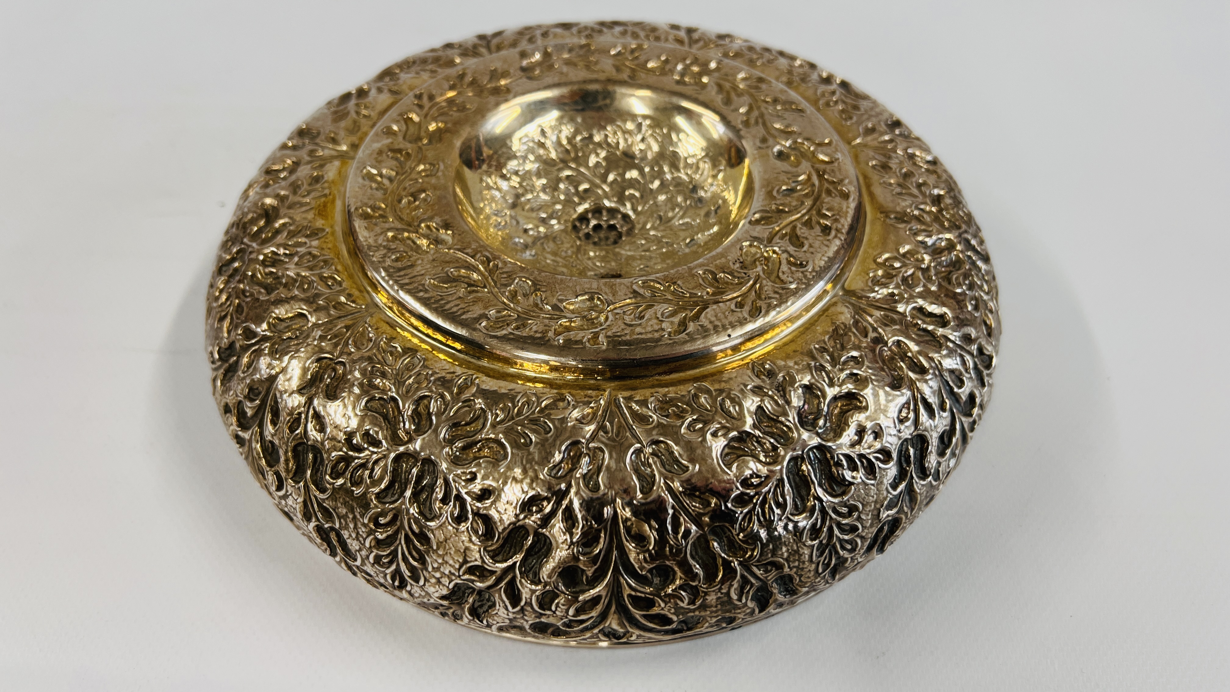 AN EASTERN OTTOMAN WHITE METAL REPOUSSED ITAMAM BOWL MARKED 900, DIA. 20CM X H. 6CM. - Image 3 of 5