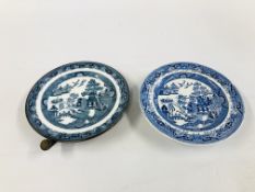 TWO VINTAGE C19TH BLUE AND WHITE WILLOW PATTERN PLATE WARMERS ONE METAL BASED EXAMPLE,
