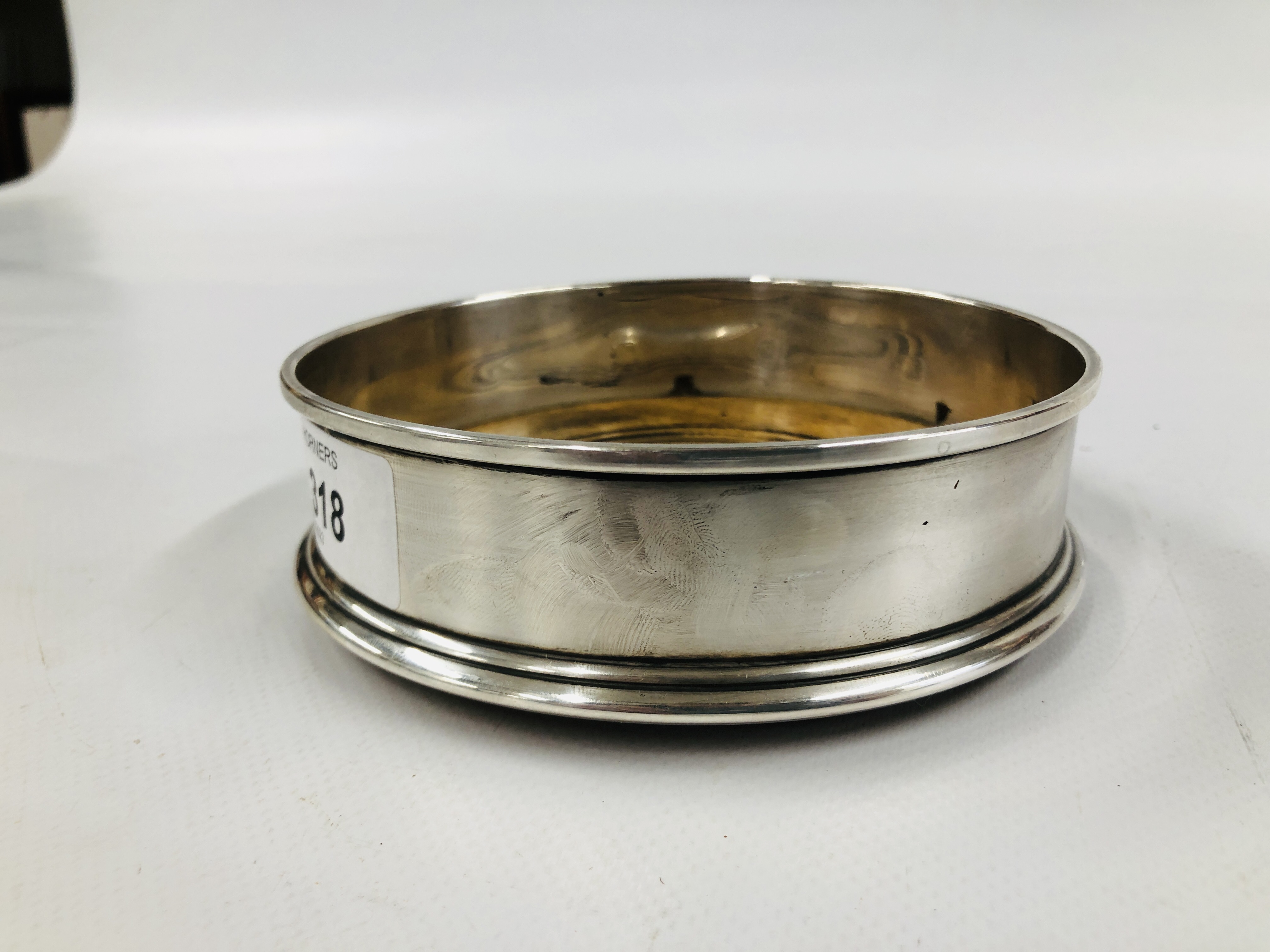 AN ANTIQUE SILVER CIRCULAR COASTER LONDON ASSAY MCH DIAMETER 12.5CM. - Image 5 of 6