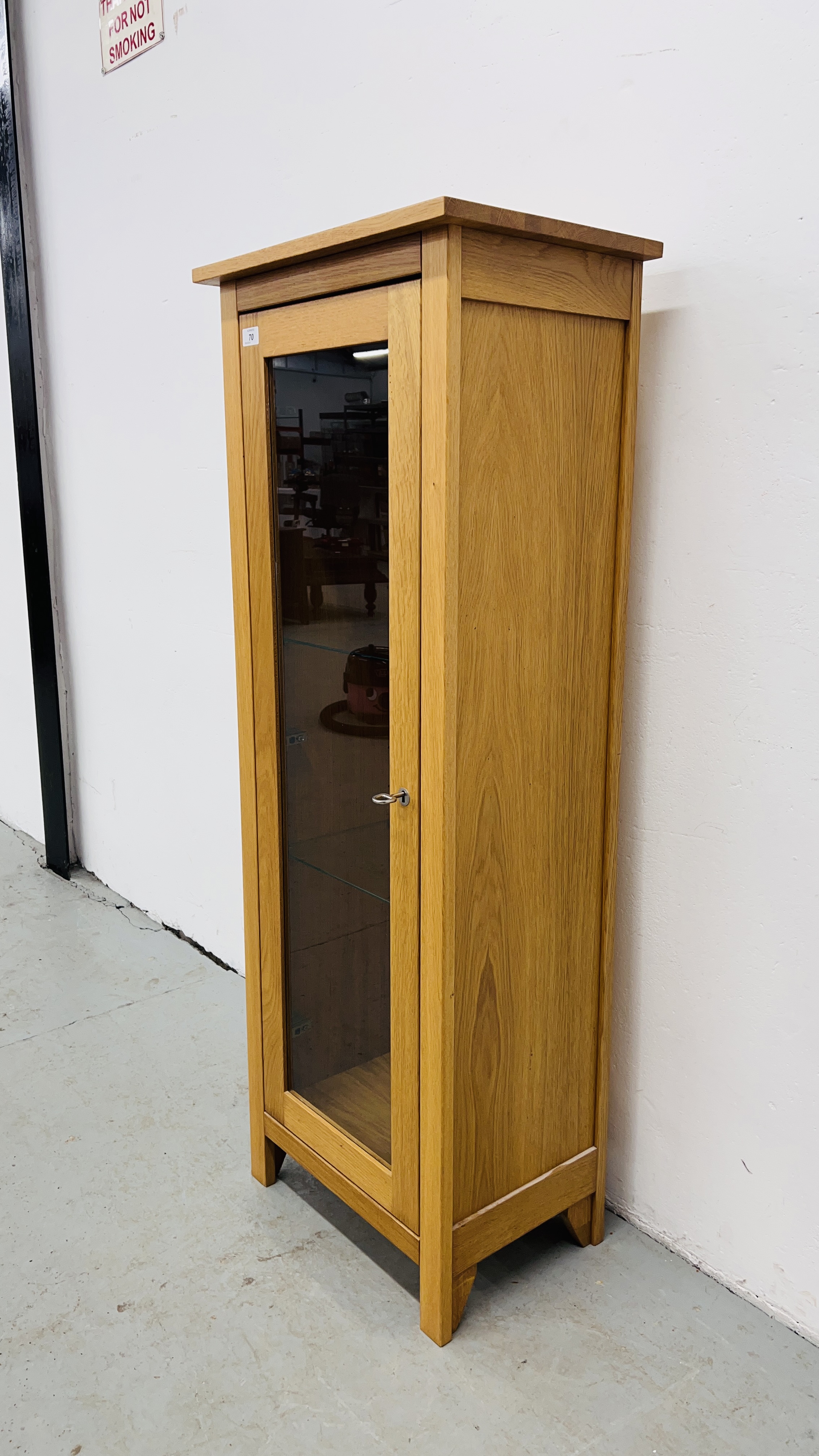 A SOLID LIGHT OAK MODERN TOWER DISPLAY CABINET WIDTH 51CM. HEIGHT 134CM. - Image 8 of 9