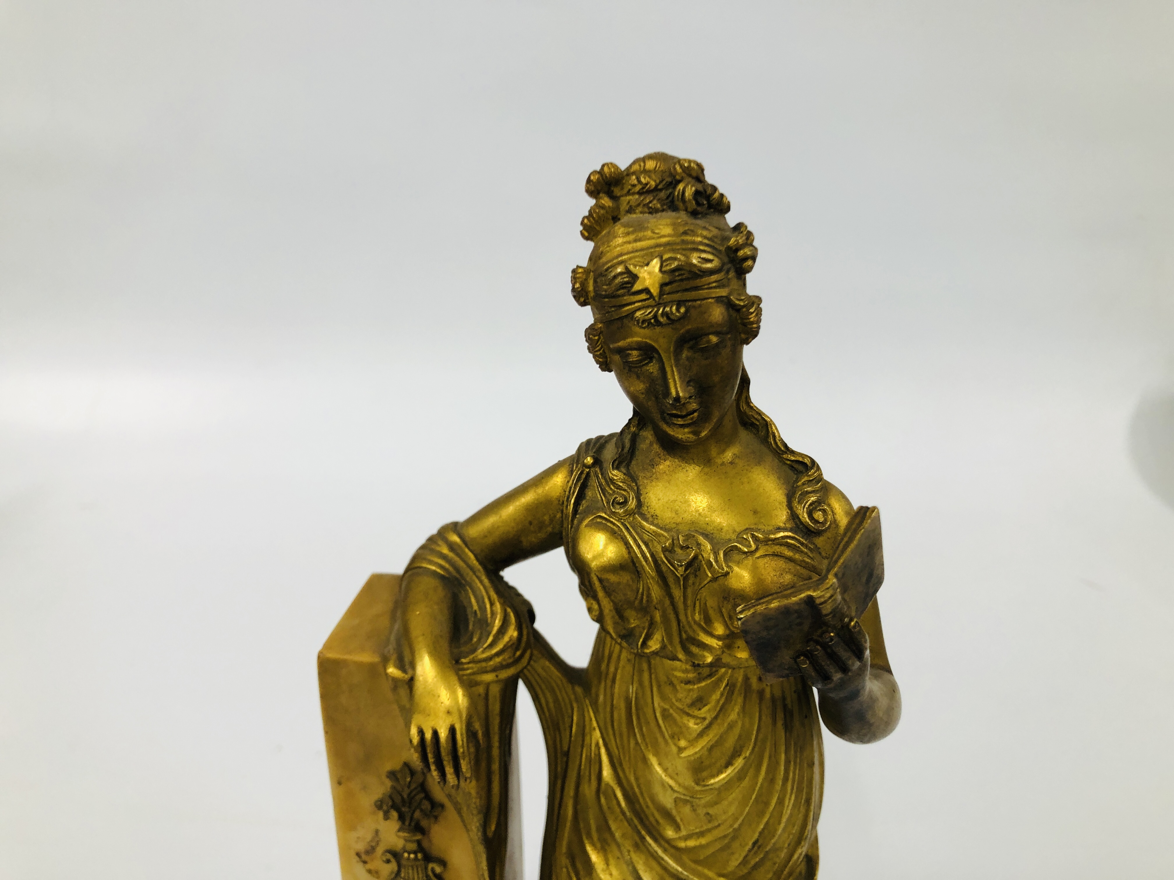 A BELLE EPOQUE GILT BRONZE FIGURE OF A STANDING WOMAN IN CLASSICAL DRESS, READING FROM A BOOK, - Image 2 of 6