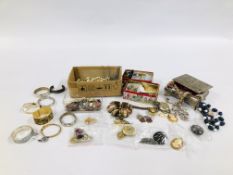 A BOX CONTAINING AN EXTENSIVE COLLECTION OF ASSORTED VINTAGE AND MODERN COSTUME JEWELLERY - RINGS,