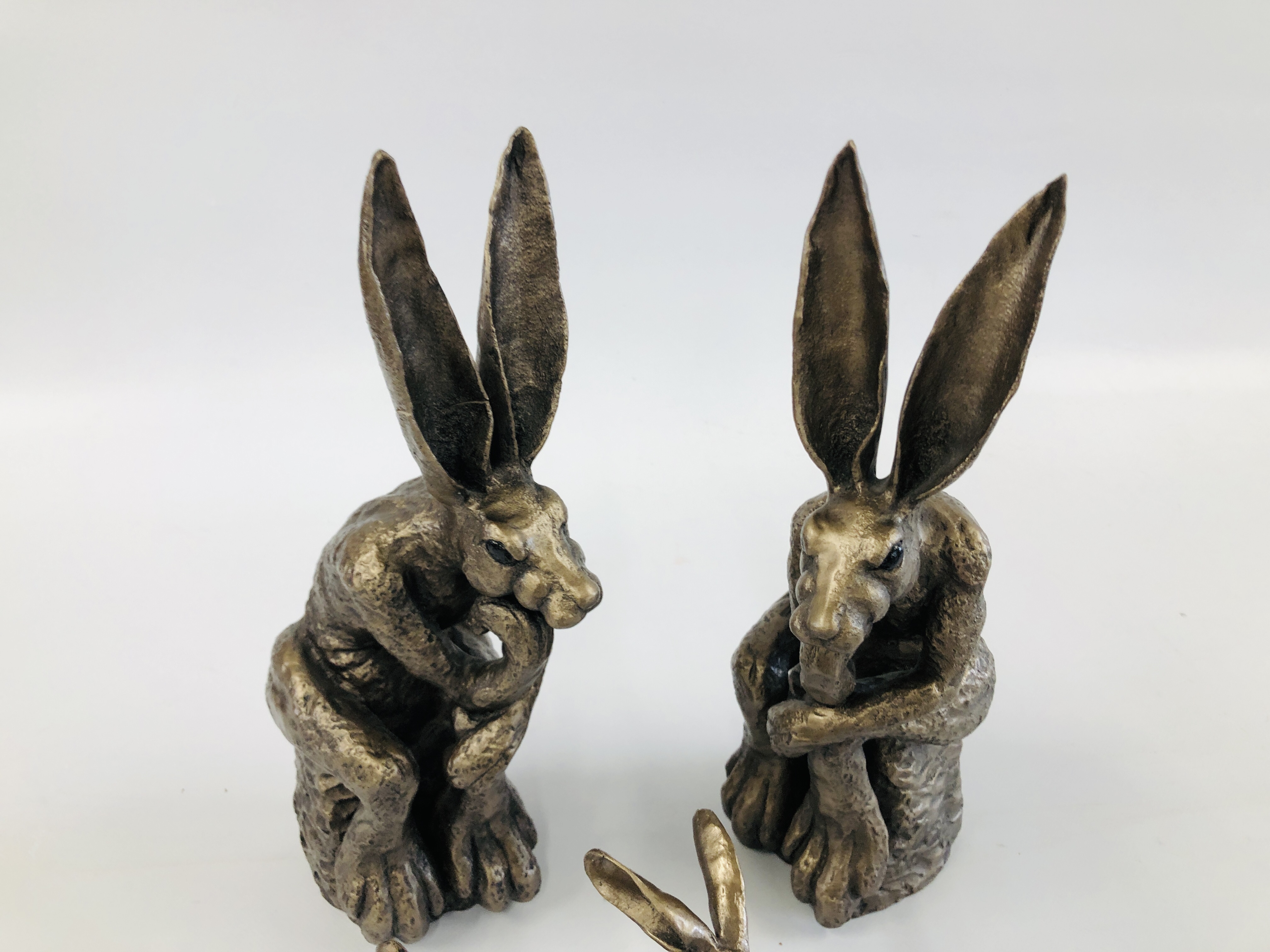 THREE PAIRS OF COMPOSITE HARE SCULPTURES BY "FRITH SCULPTURE" TO INCLUDE HARVEY HARE AND THE - Image 5 of 8