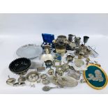 A BOX OF ASSORTED SILVER PLATED WARE TO INCLUDE A PAIR OF TRUMPET VASES, TANKARDS,