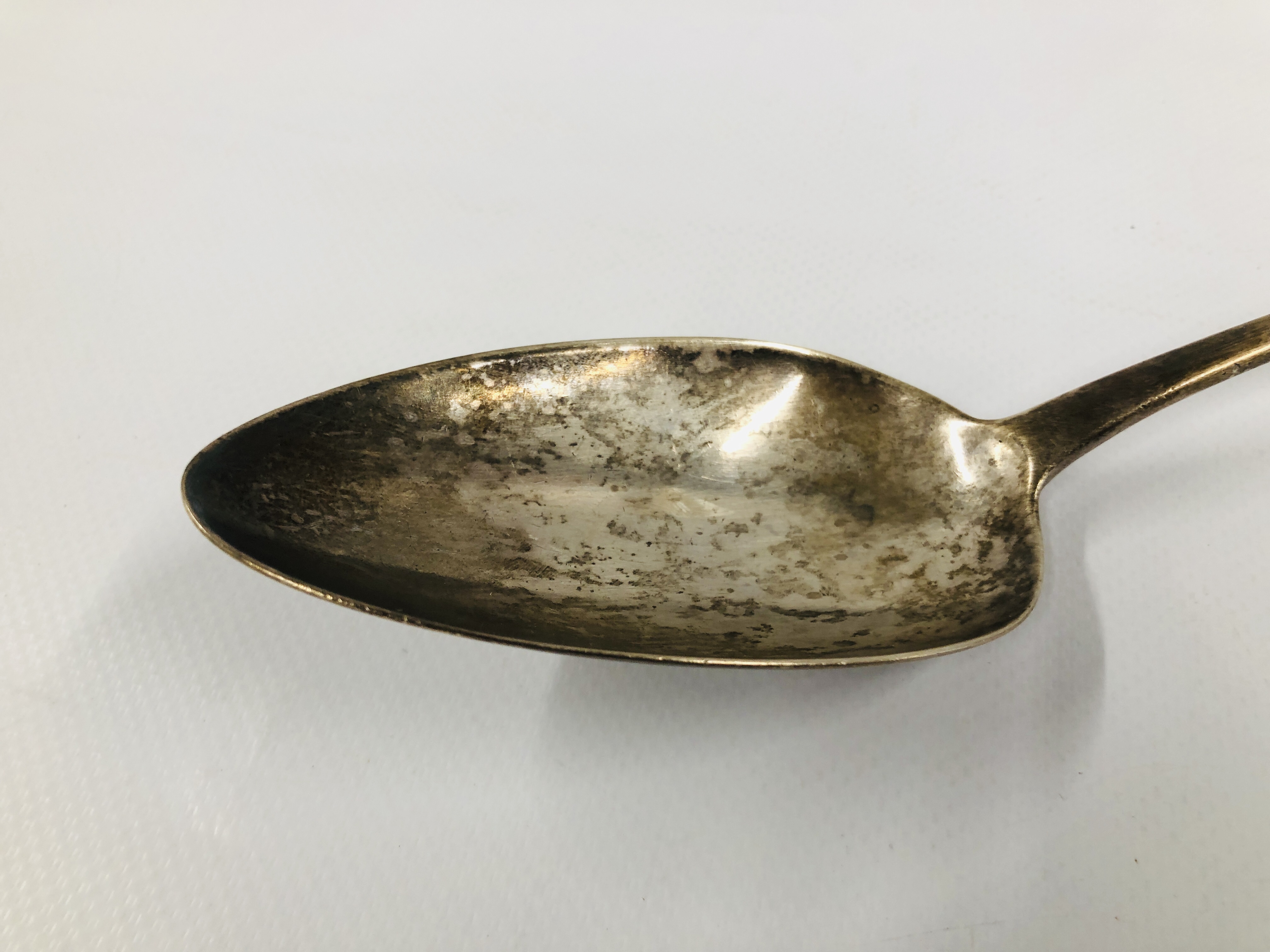AN ANTIQUE SILVER SERVING SPOON, LONDON ASSAY MAKERS MARK I.L, LENGTH 30.5CM. - Image 2 of 10