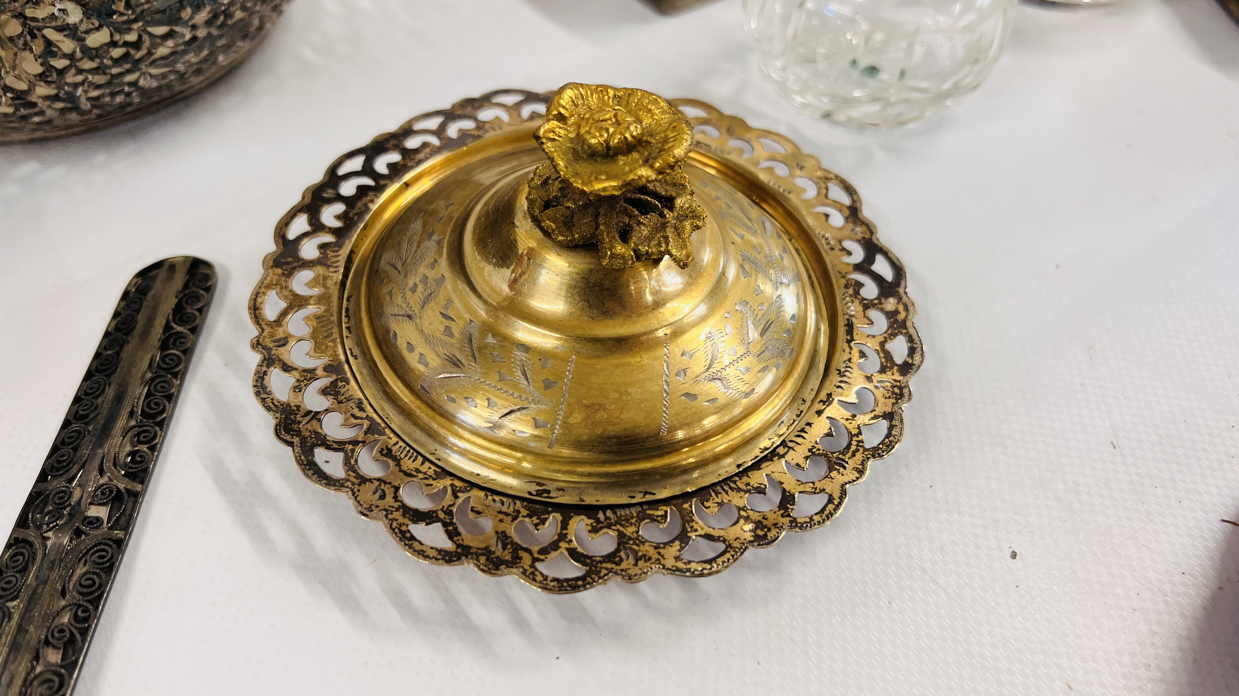 A GROUP OF DECORATIVE WHITE METAL AND PLATED WARES TO INCLUDE A BASKET DECORATED WITH FRUITING - Image 6 of 11