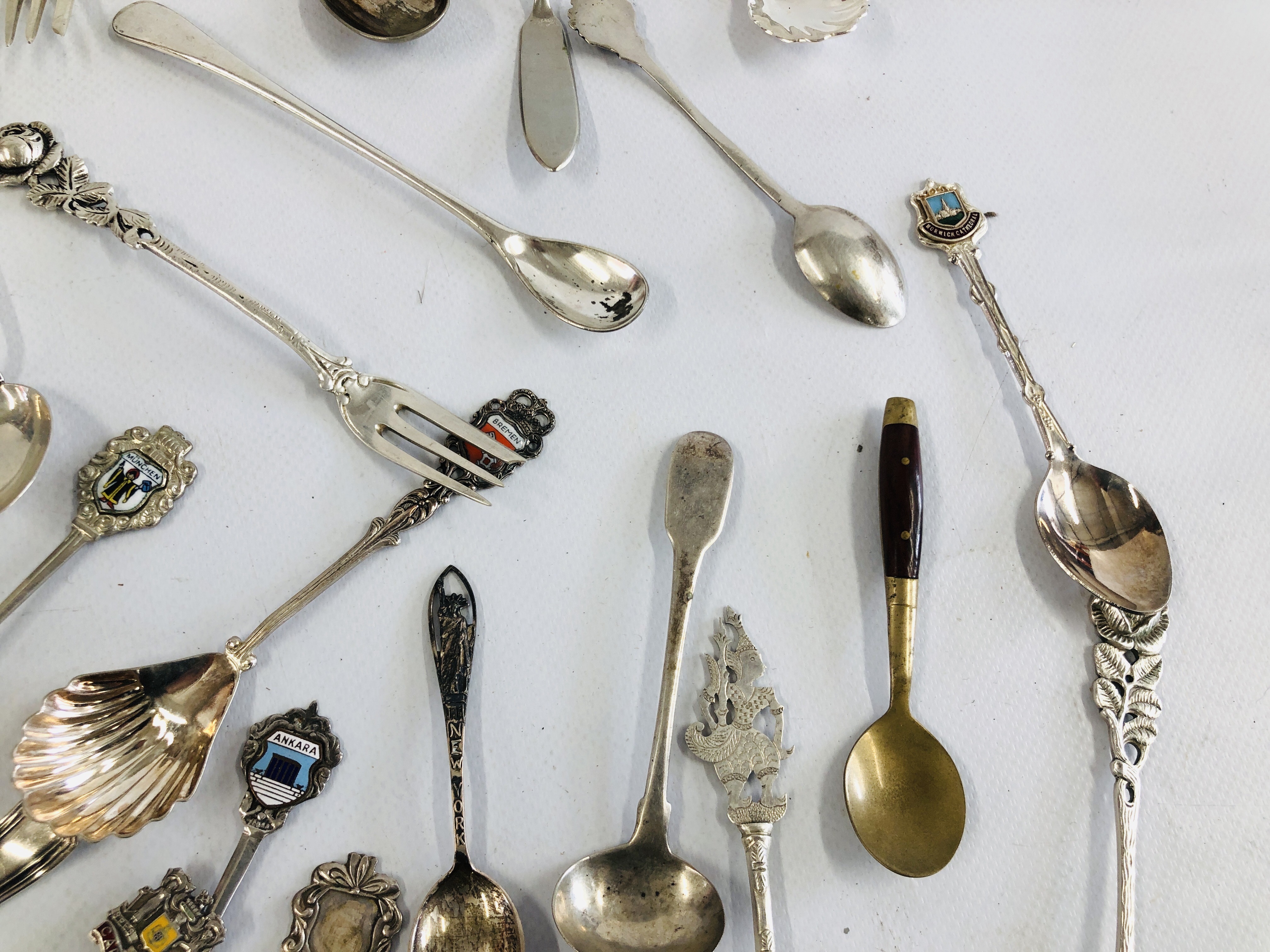 A COLLECTION OF ASSORTED SPOONS AND CUTLERY TO INCLUDE INDIAN WHITE METAL EXAMPLES, - Image 3 of 8