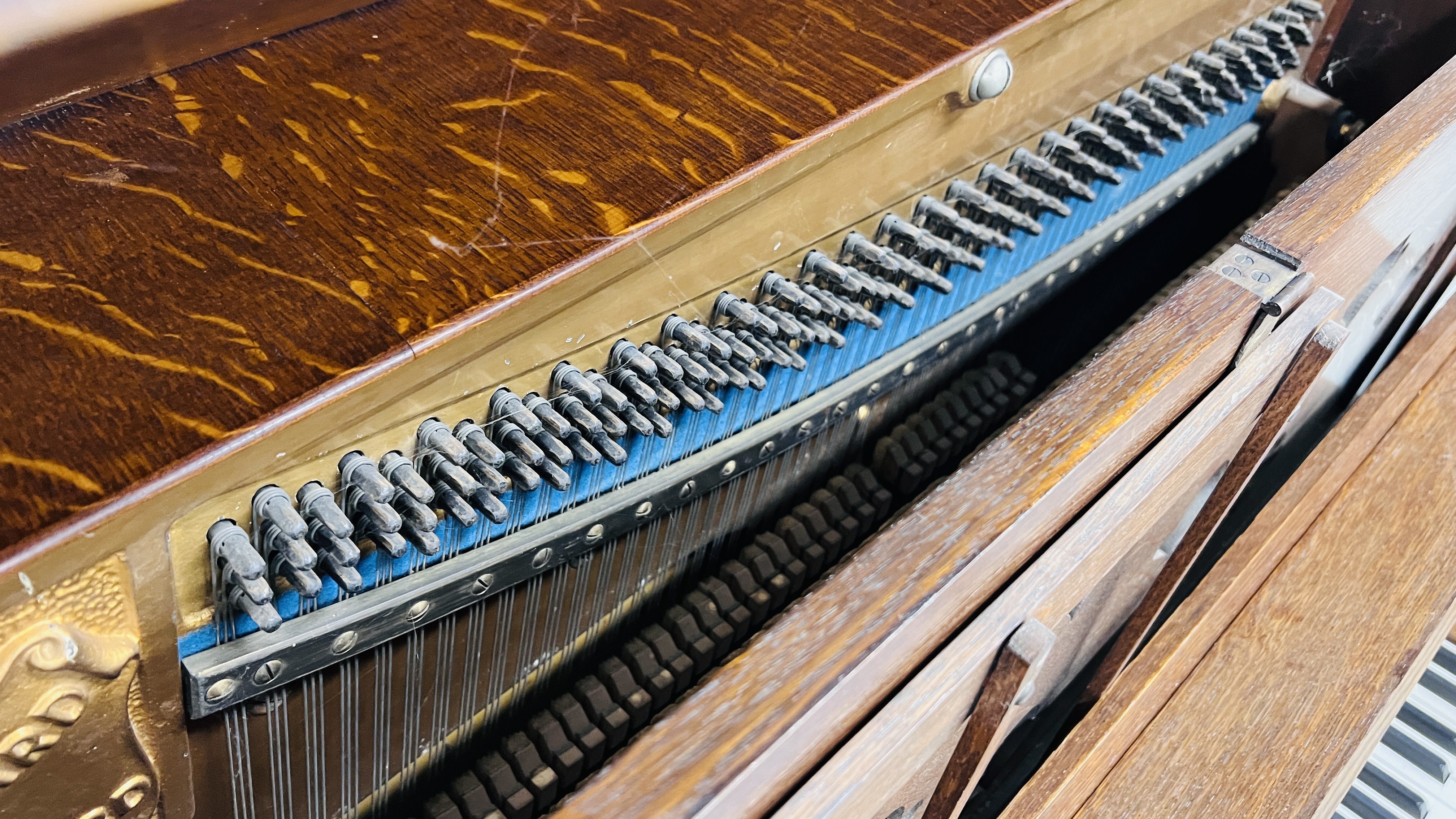 A VINTAGE OAK ARTS AND CRAFTS PIANO WITH ORIGINAL MAKERS LABEL COLLARD & COLLARD HOLDER BROS. - Image 12 of 12