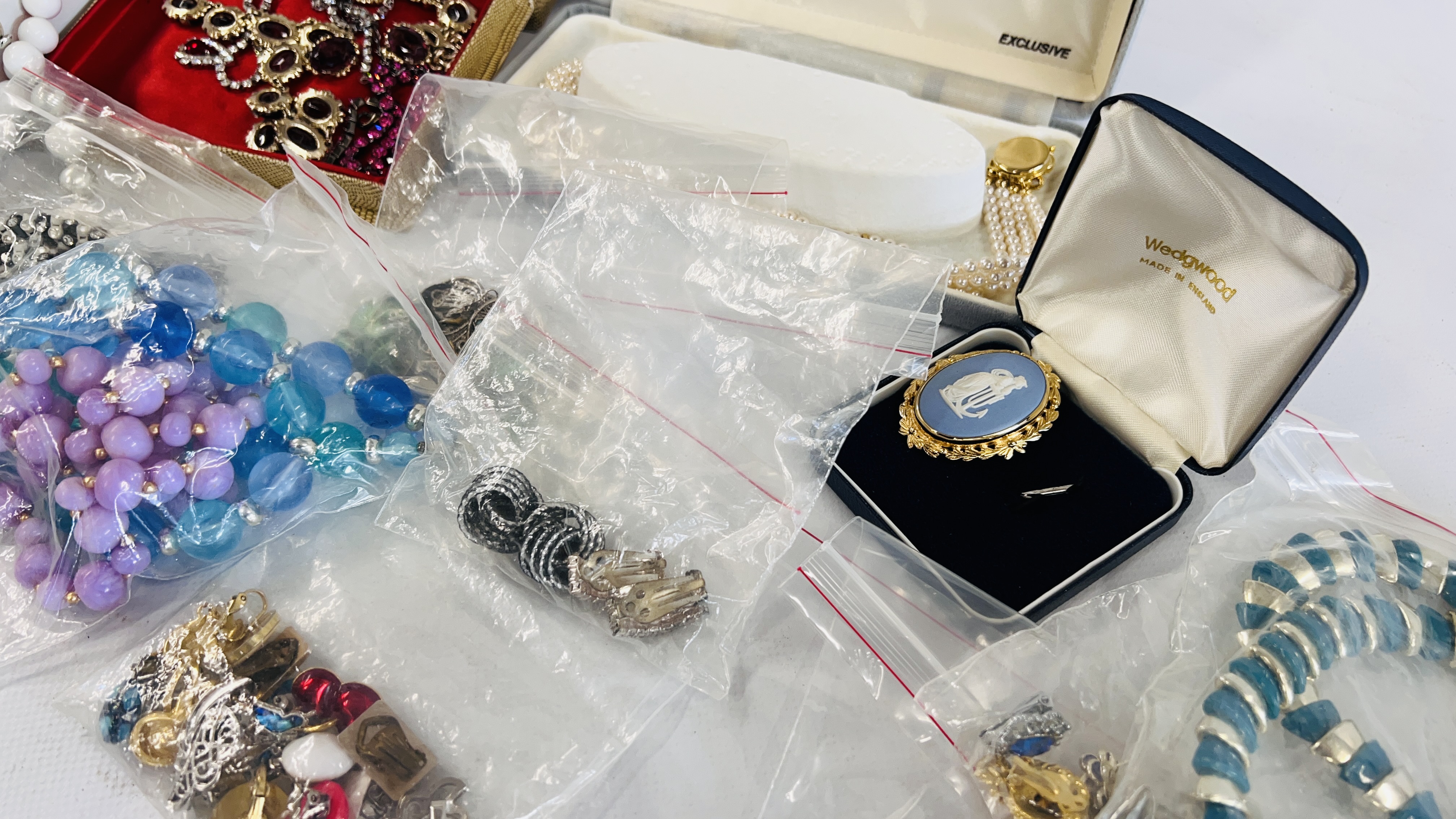 A TRAY OF ASSORTED COSTUME JEWELLERY TO INCLUDE SILVER EXAMPLES, BEADED NECKLACES, STUD EARRINGS, - Image 3 of 13