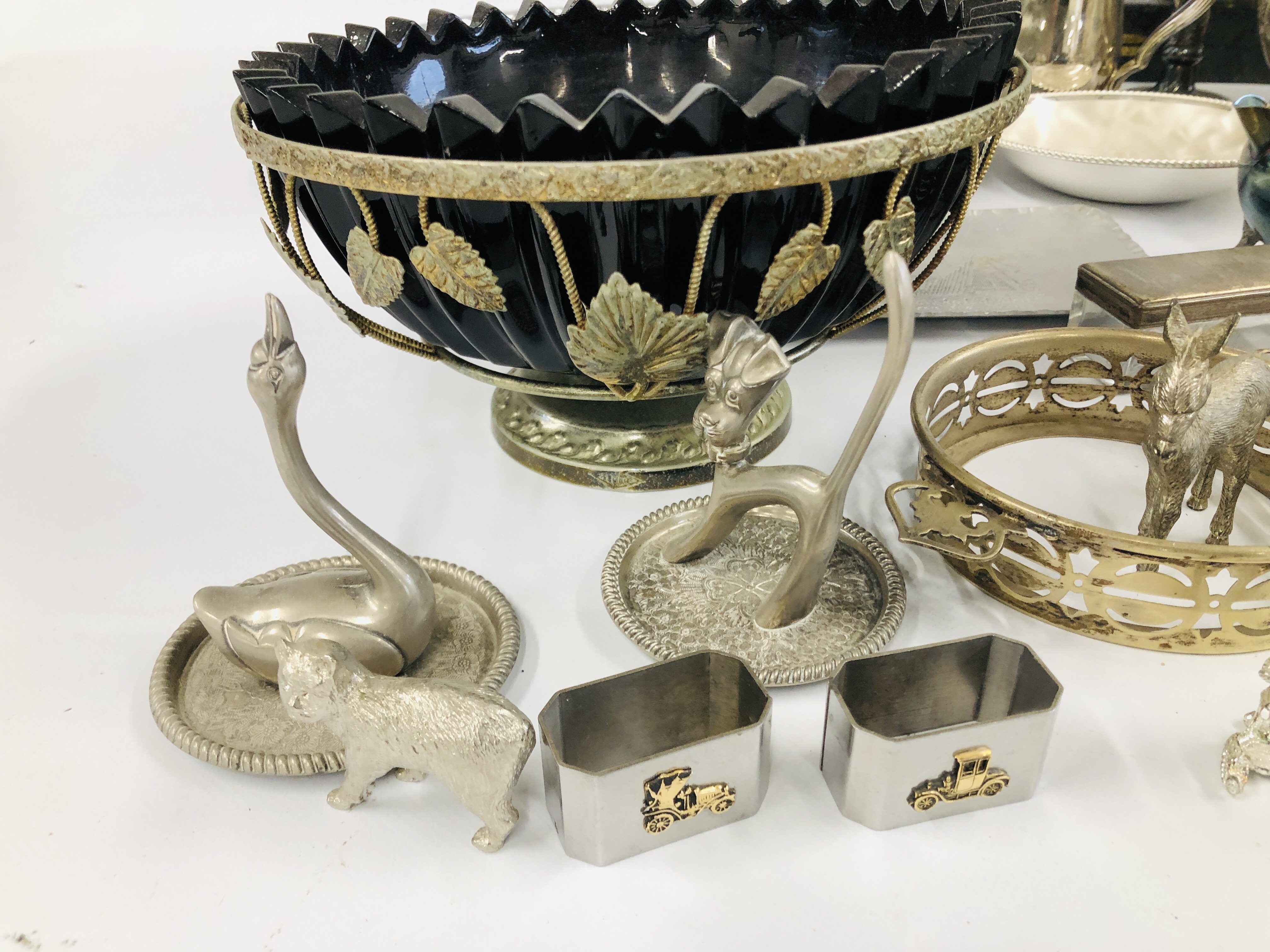A BOX OF ASSORTED SILVER PLATED WARE TO INCLUDE A PAIR OF TRUMPET VASES, TANKARDS, - Image 2 of 14