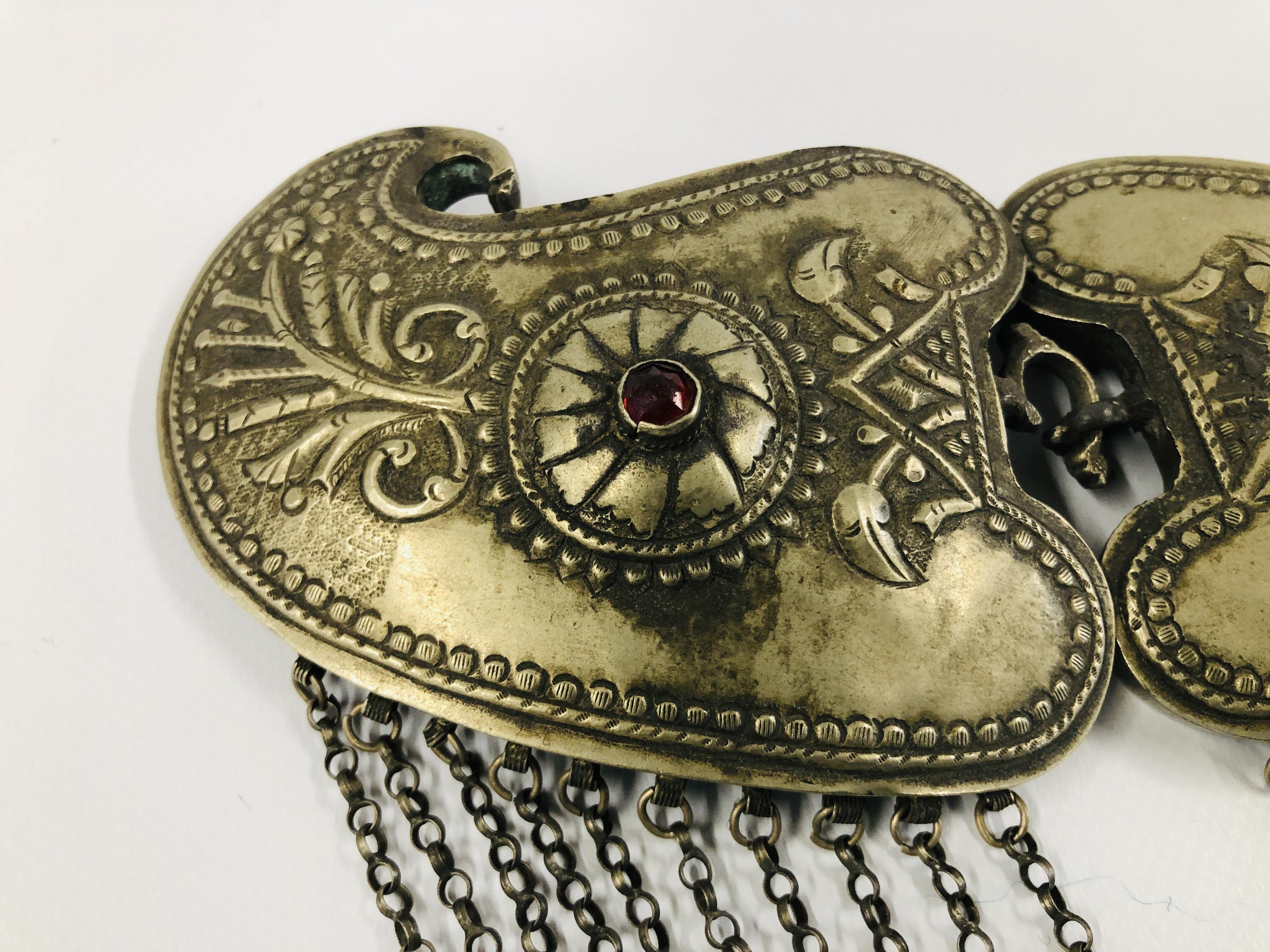 A MIDDLE EASTERN WHITE METAL BUCKLE. - Image 3 of 6