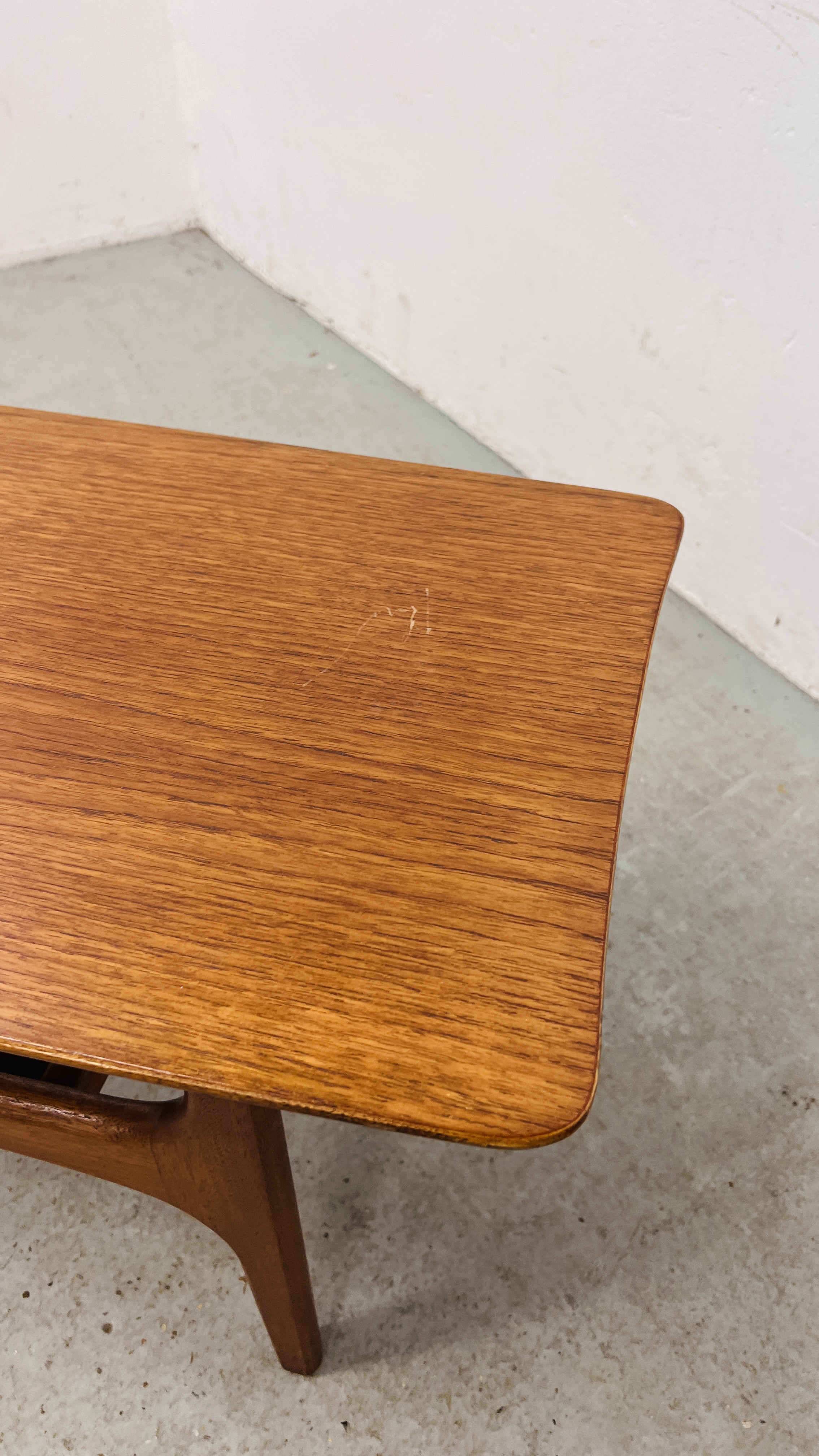 A RETRO TEAK TWO TIER COFFEE TABLE. - Image 4 of 7