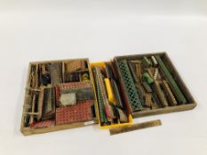 A QUANTITY OF VINTAGE TIN PLATE MECCANO