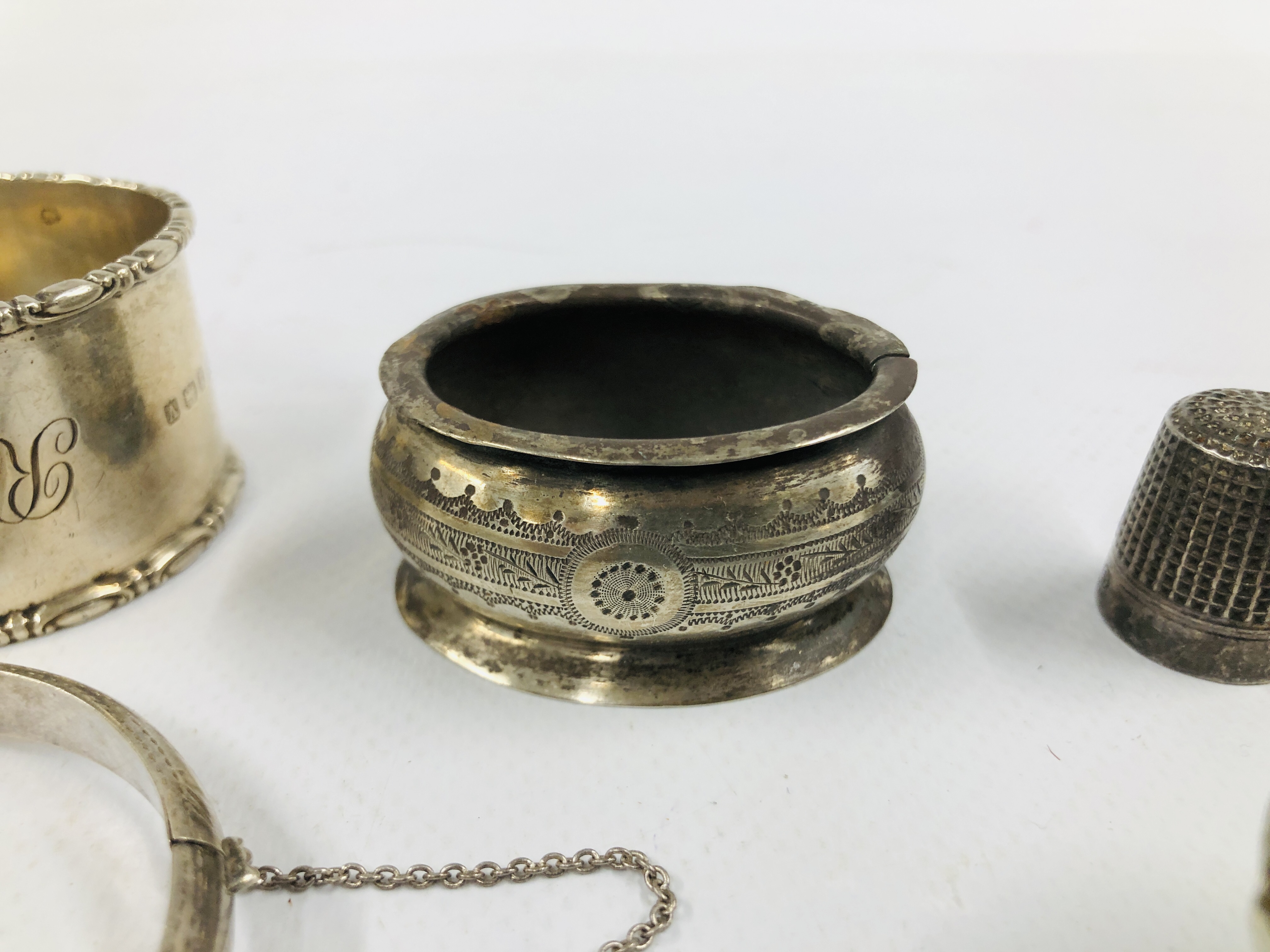 MIXED SILVER ITEMS TO INCLUDE CHARLES HORNER, BRACELET, THIMBLES, ETC. - Image 5 of 16