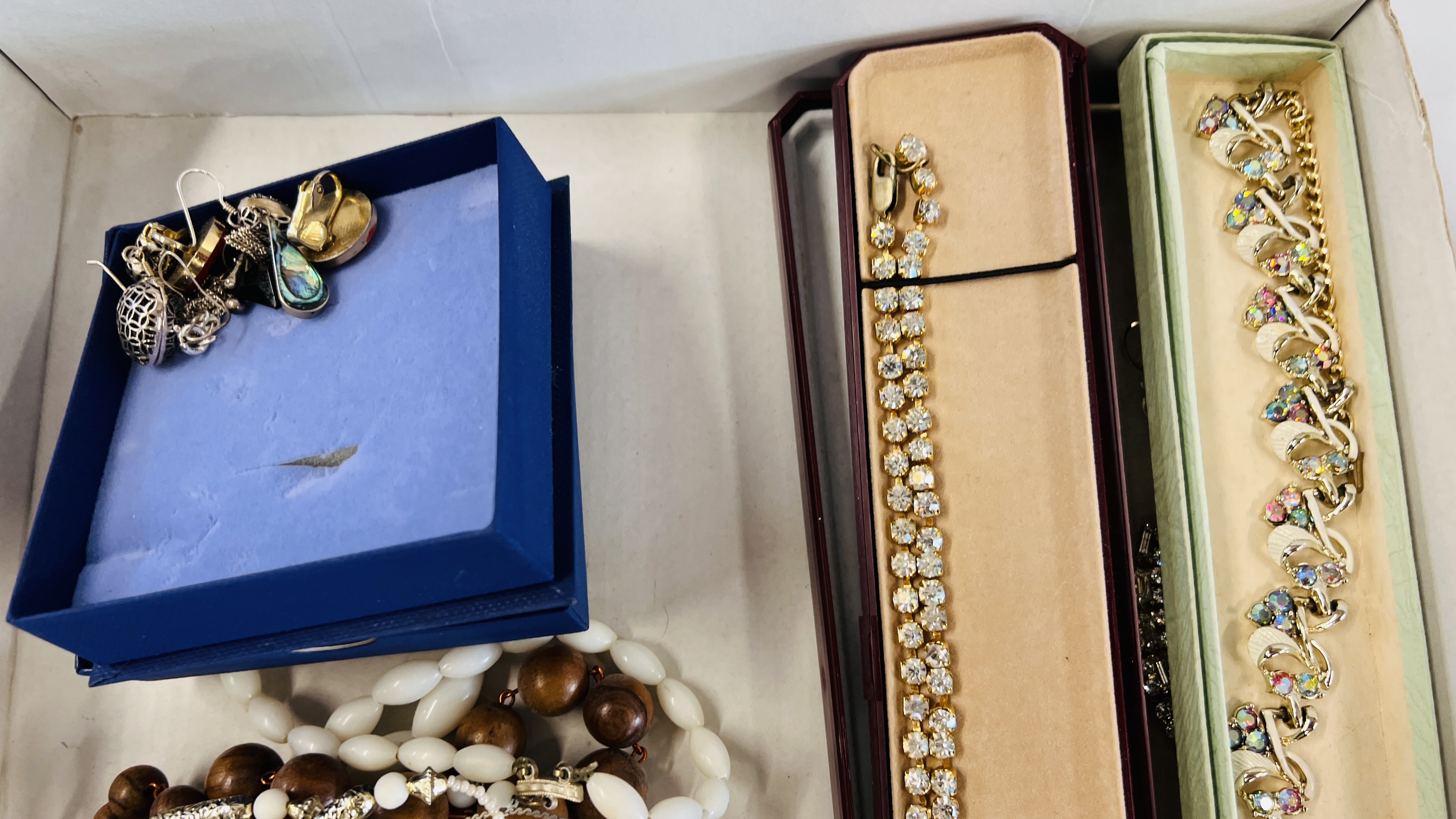 A TRAY OF ASSORTED COSTUME JEWELLERY TO INCLUDE SILVER EXAMPLES, BEADED NECKLACES, STUD EARRINGS, - Image 10 of 13