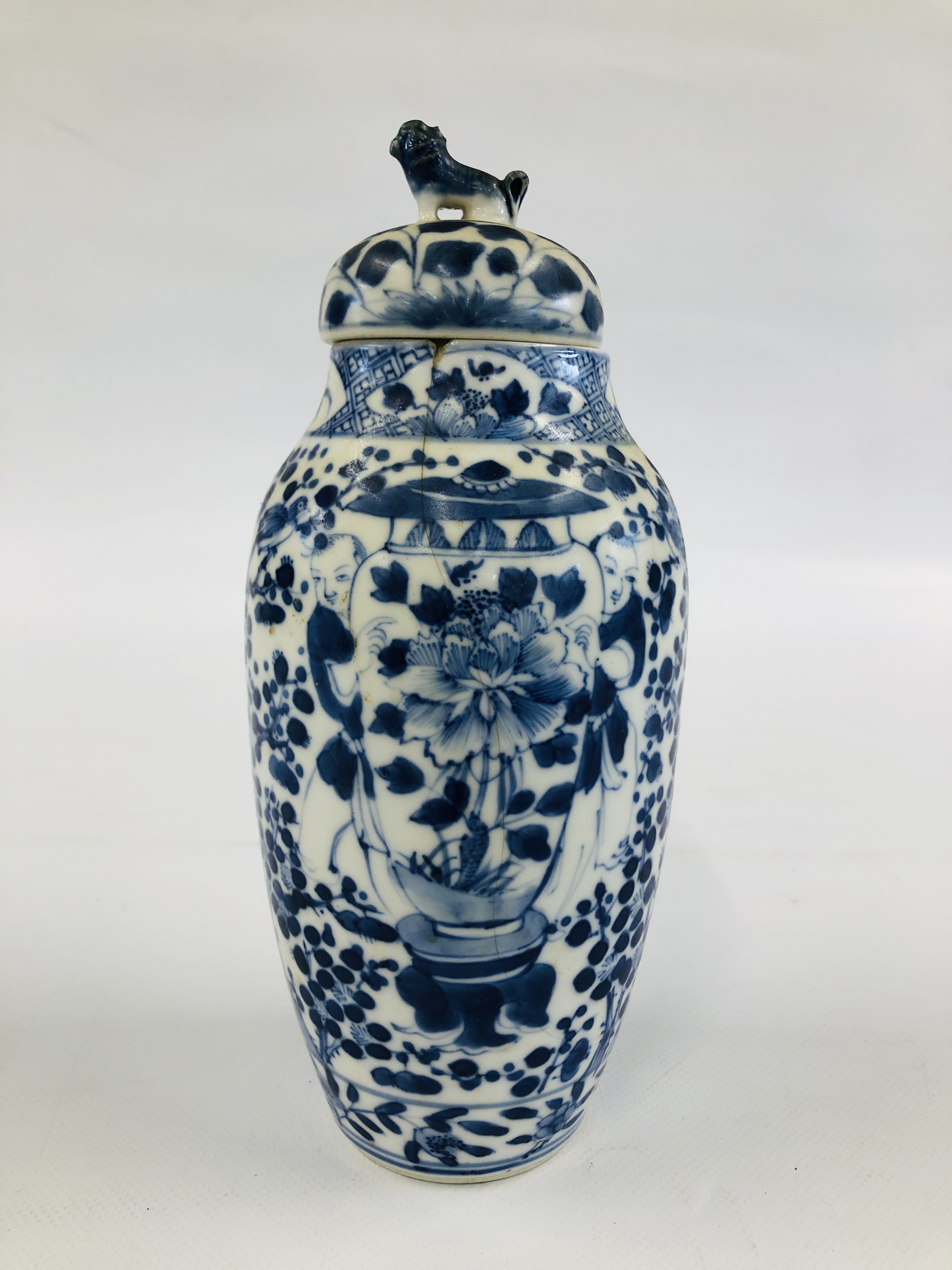 A VINTAGE CHINESE BLUE AND WHITE OVOID VASE AND COVER (A/F HAIRLINE CRACK AND SMALL CHIP) H 24CM.