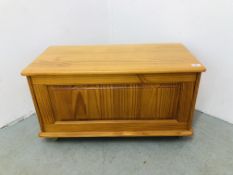 A MODERN HONEY PINE BLANKET BOX - W 86CM X D 41CM X H 46CM.