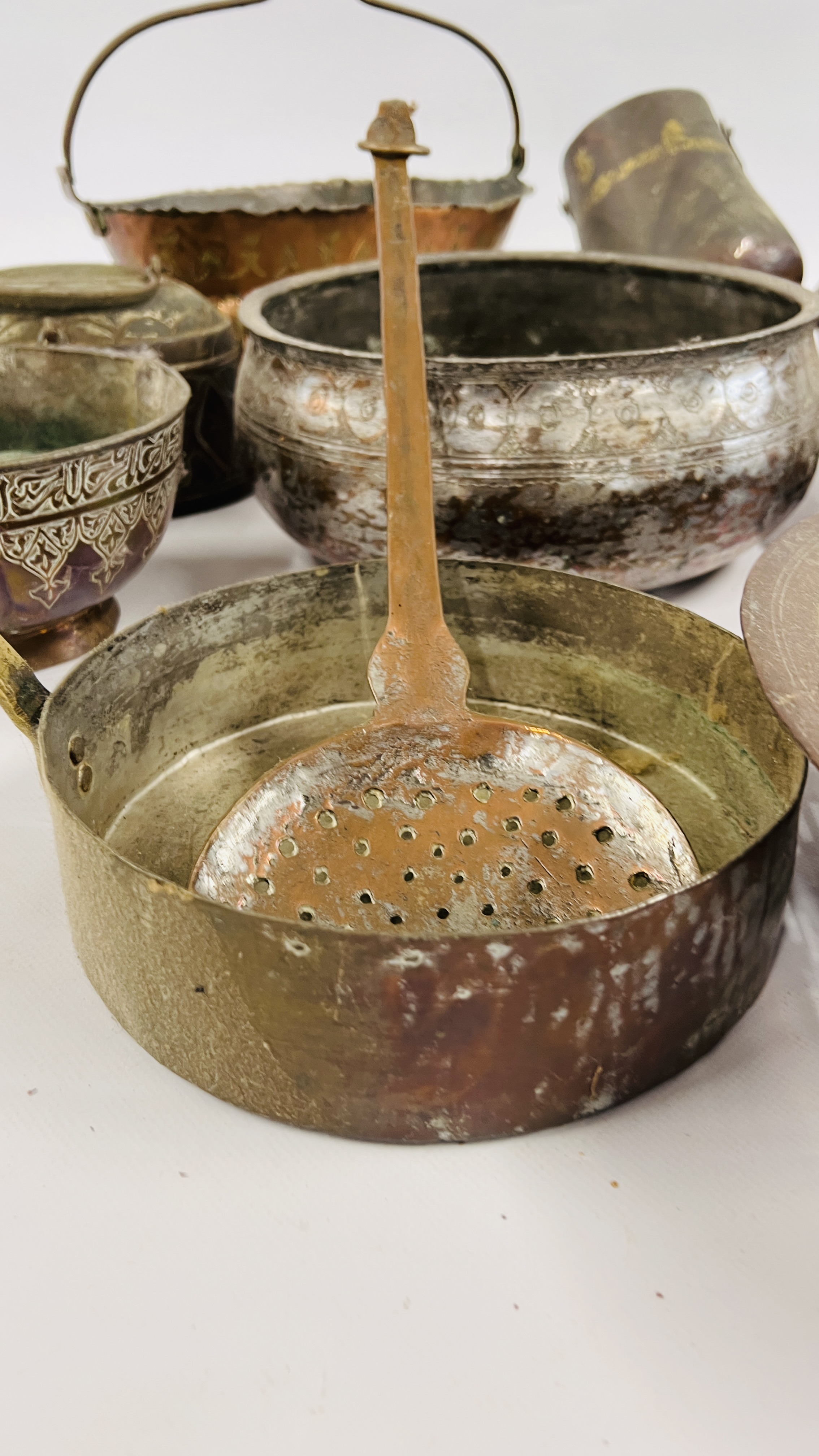 A BOX OF ASSORTED MIDDLE EASTERN AND ASIAN METAL WARE ARTIFACTS COMPRISING PANS, CONTAINER, VESSELS, - Image 5 of 16