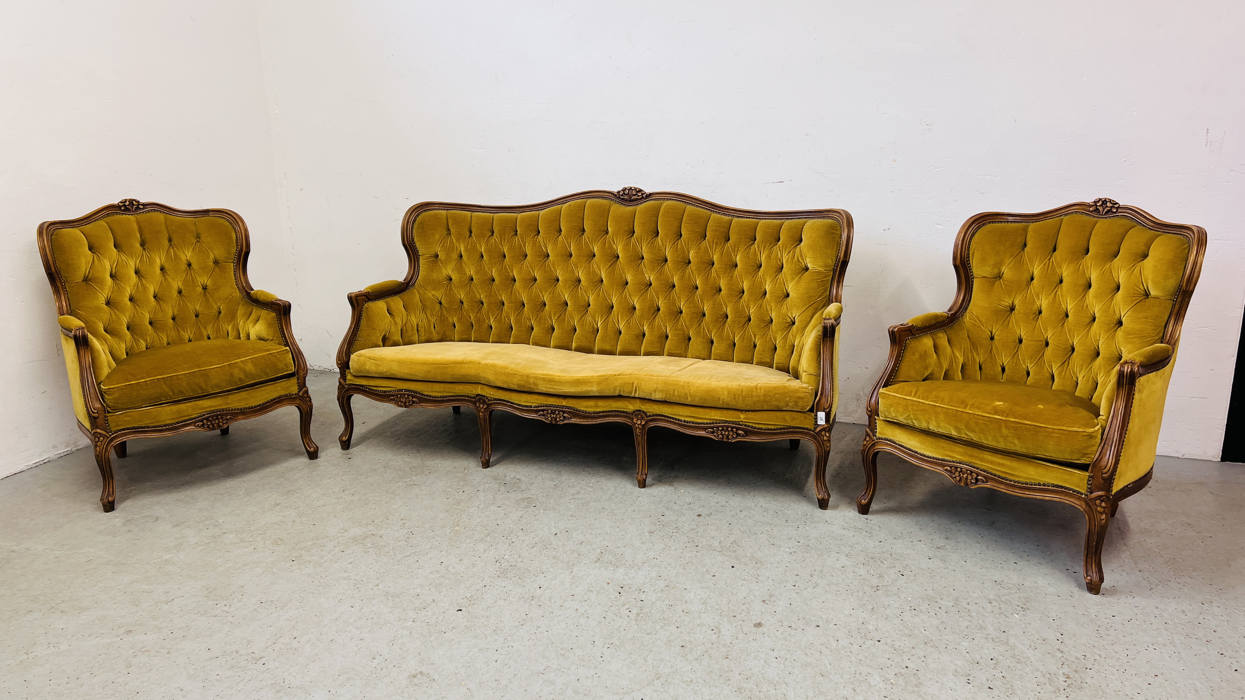 A CONTINENTAL STYLE THREE PIECE LOUNGE SUITE WITH GOLD VELOUR BUTTON BACK UPHOLSTERY (TRADE SALE