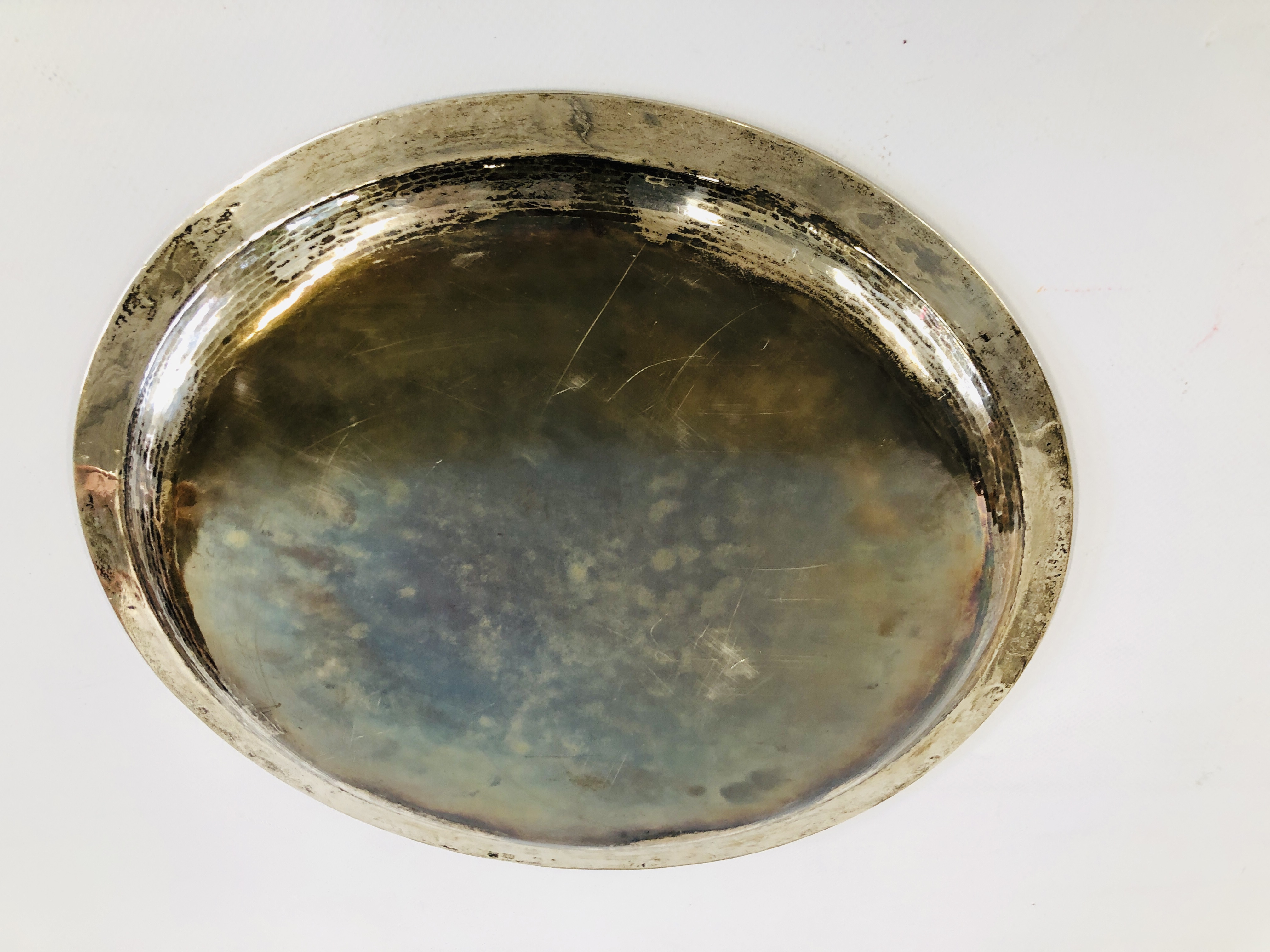 A CONTINENTAL WHITE METAL CIRCULAR SALVER MARKED 900, DIA. 30CM. - Image 10 of 11