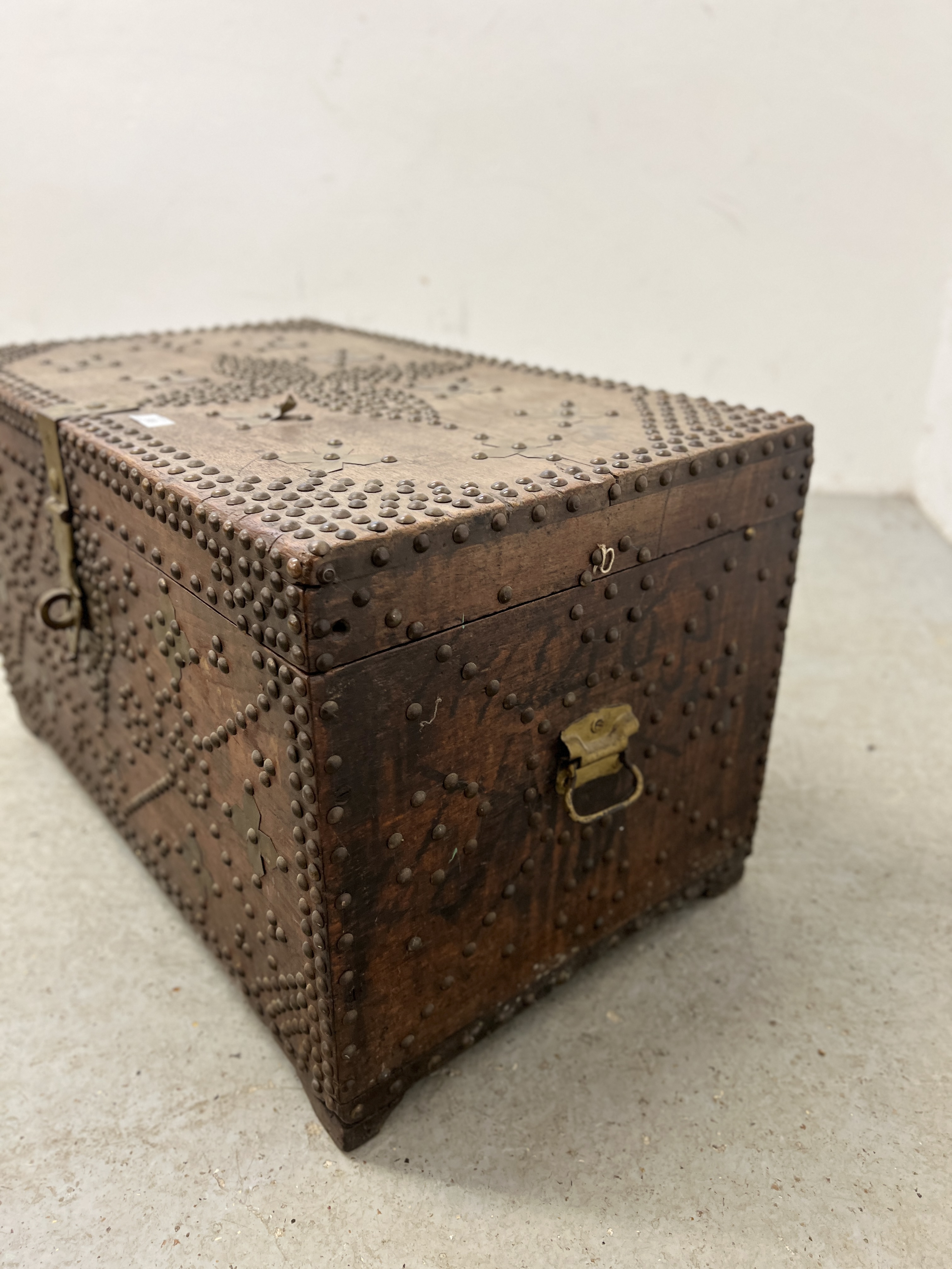 A VINTAGE HARDWOOD TRUNK WITH STUDDED DETAIL LENGTH 75CM. DEPTH 44CM. HEIGHT 43CM. - Image 3 of 11